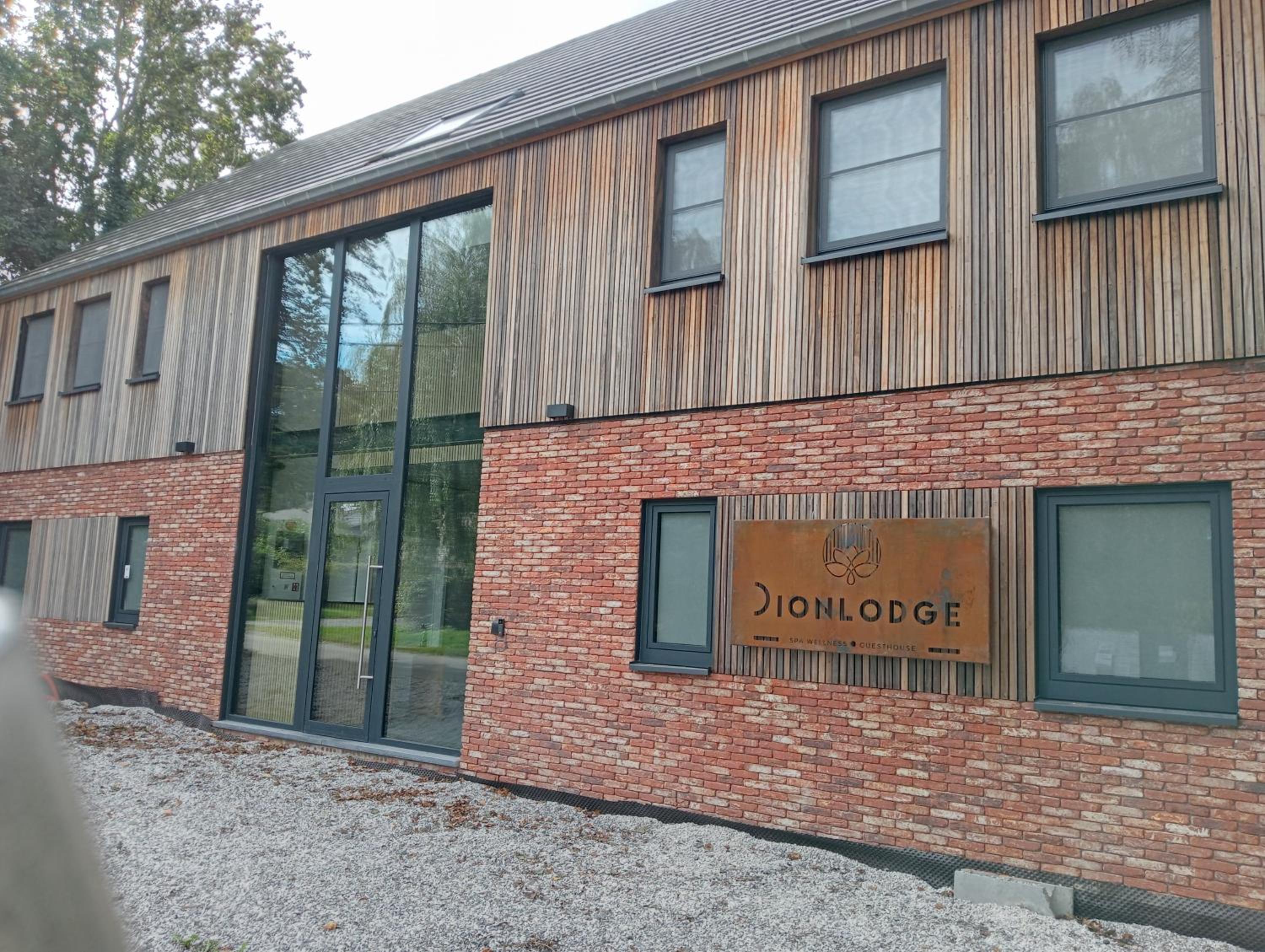 Dionbulles & Dionlodge Guesthouse, Private Wellness with pool in option