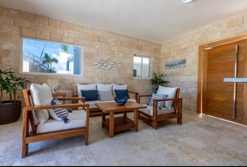 Cozy 2 bedroom apartment 7 minutes walk to beach.