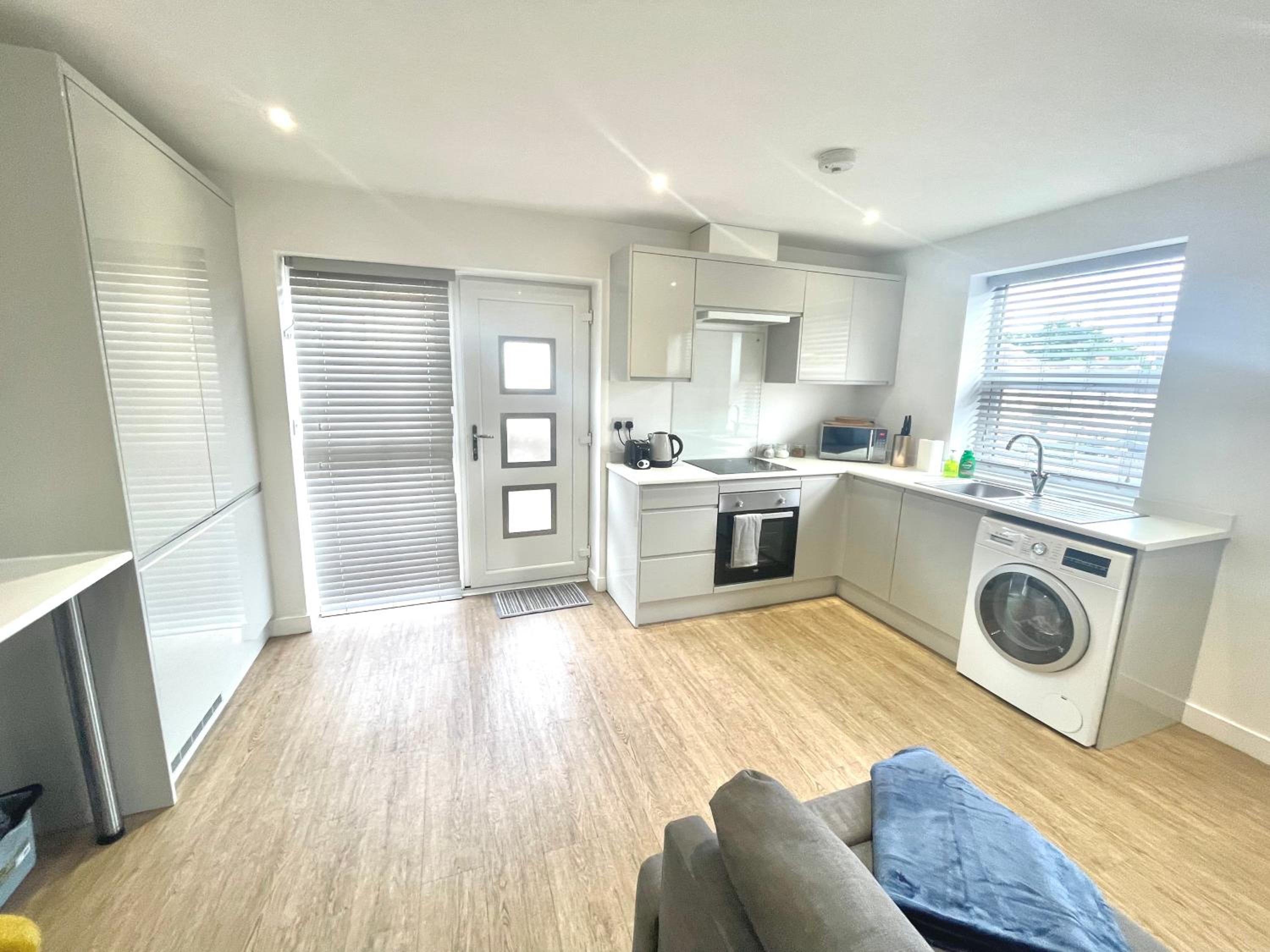 La Fontaine Court Apartments - Aldershot view 3
