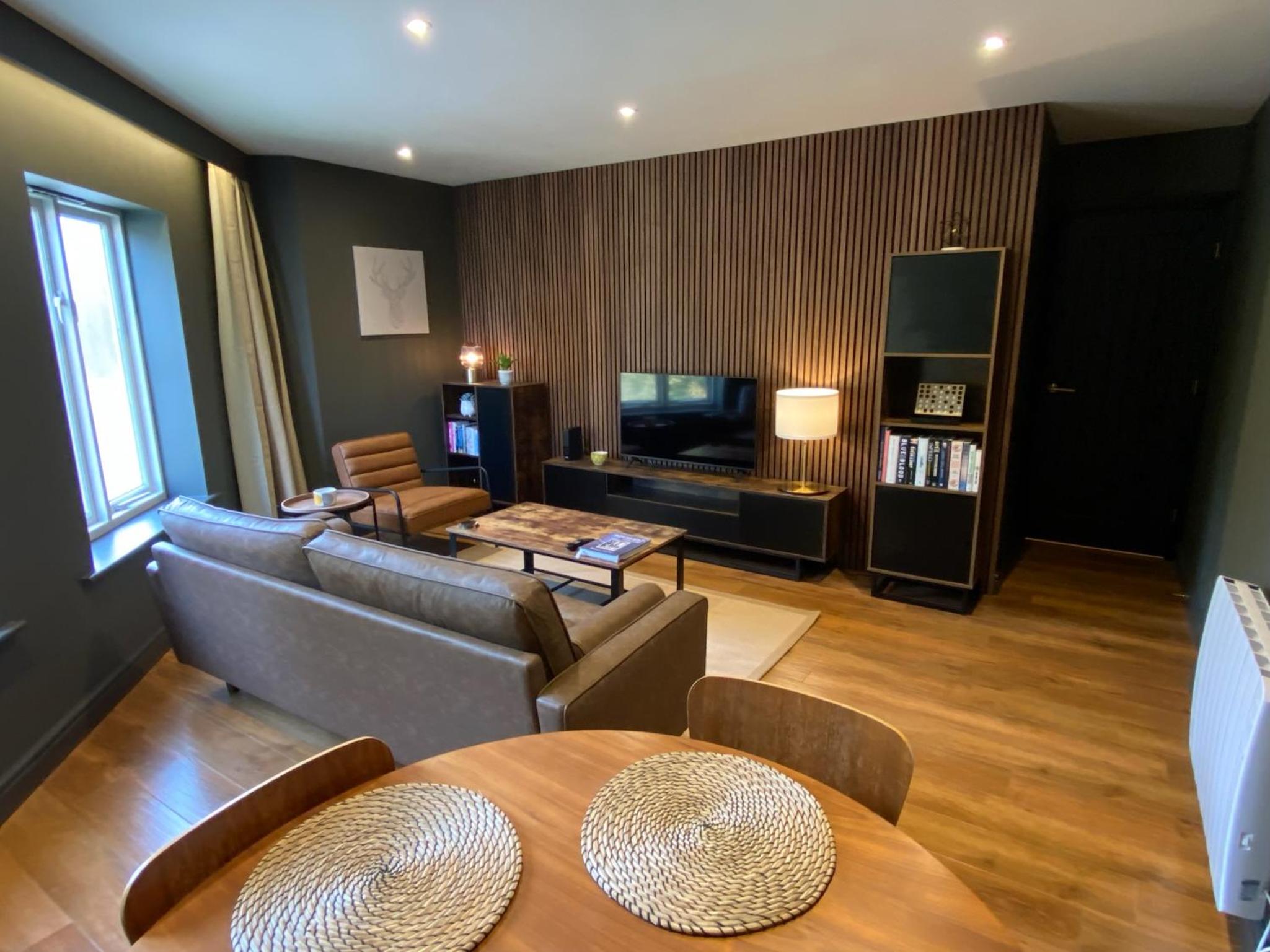 Luxury 2 Bedroom Apartment w/ Free Parking view 2
