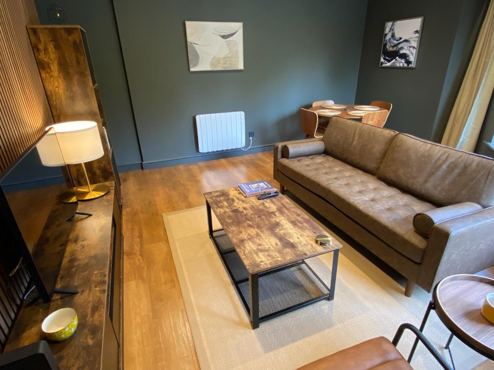 Luxury 2 Bedroom Apartment w/ Free Parking view 4
