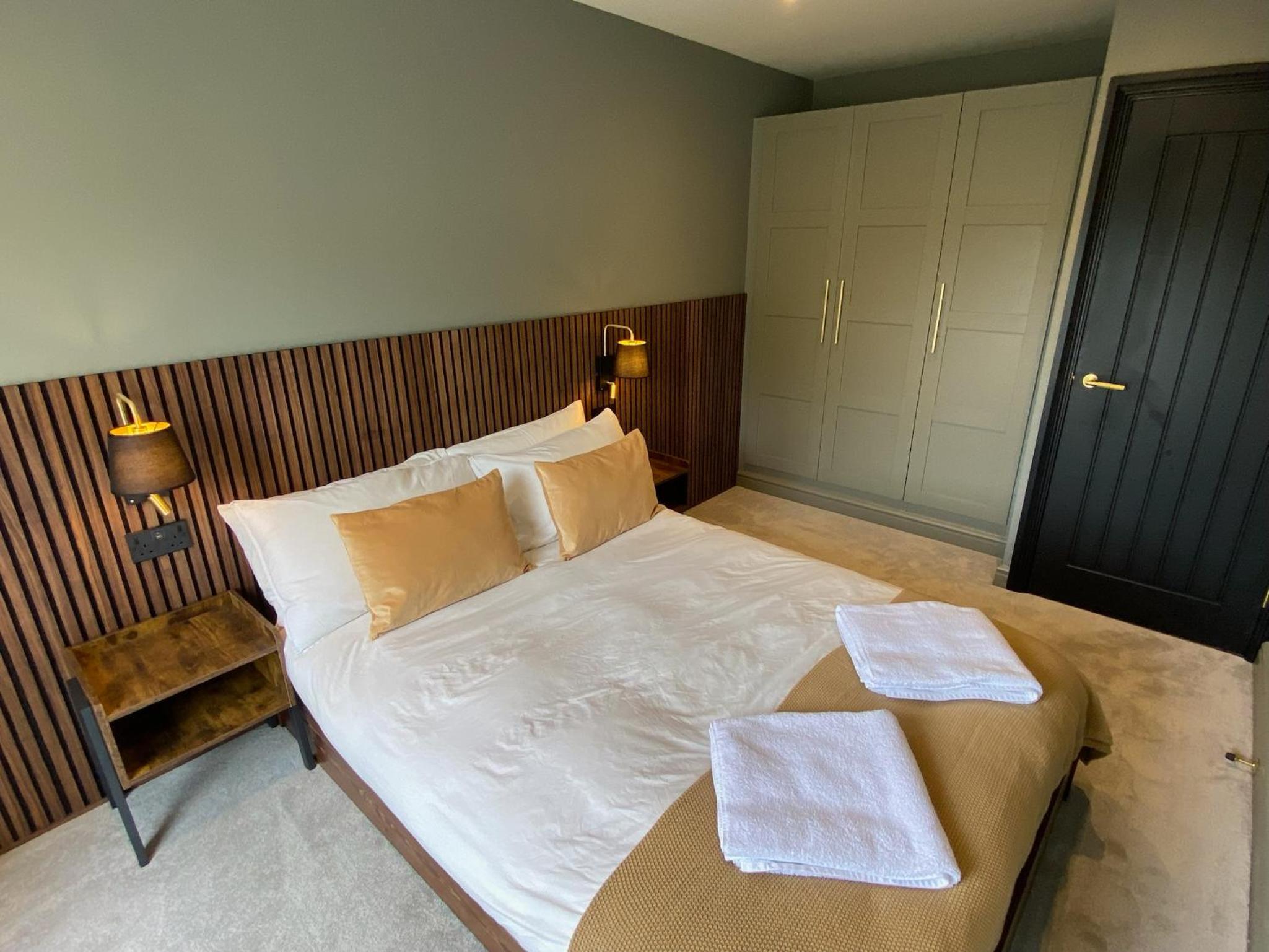 Luxury 2 Bedroom Apartment w/ Free Parking view 5