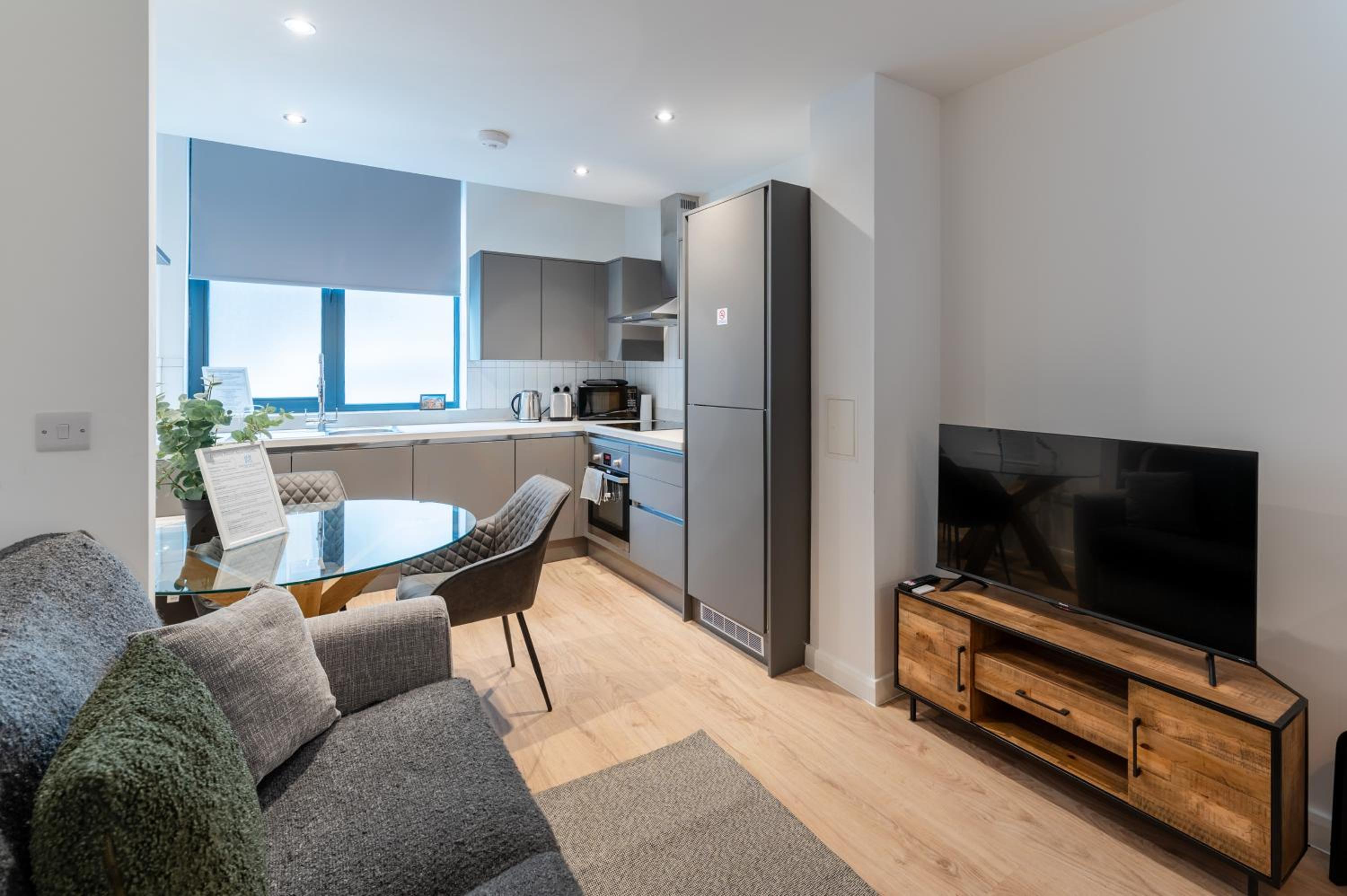 123 Queen Street - Home Crowd Luxury Apartments view 2