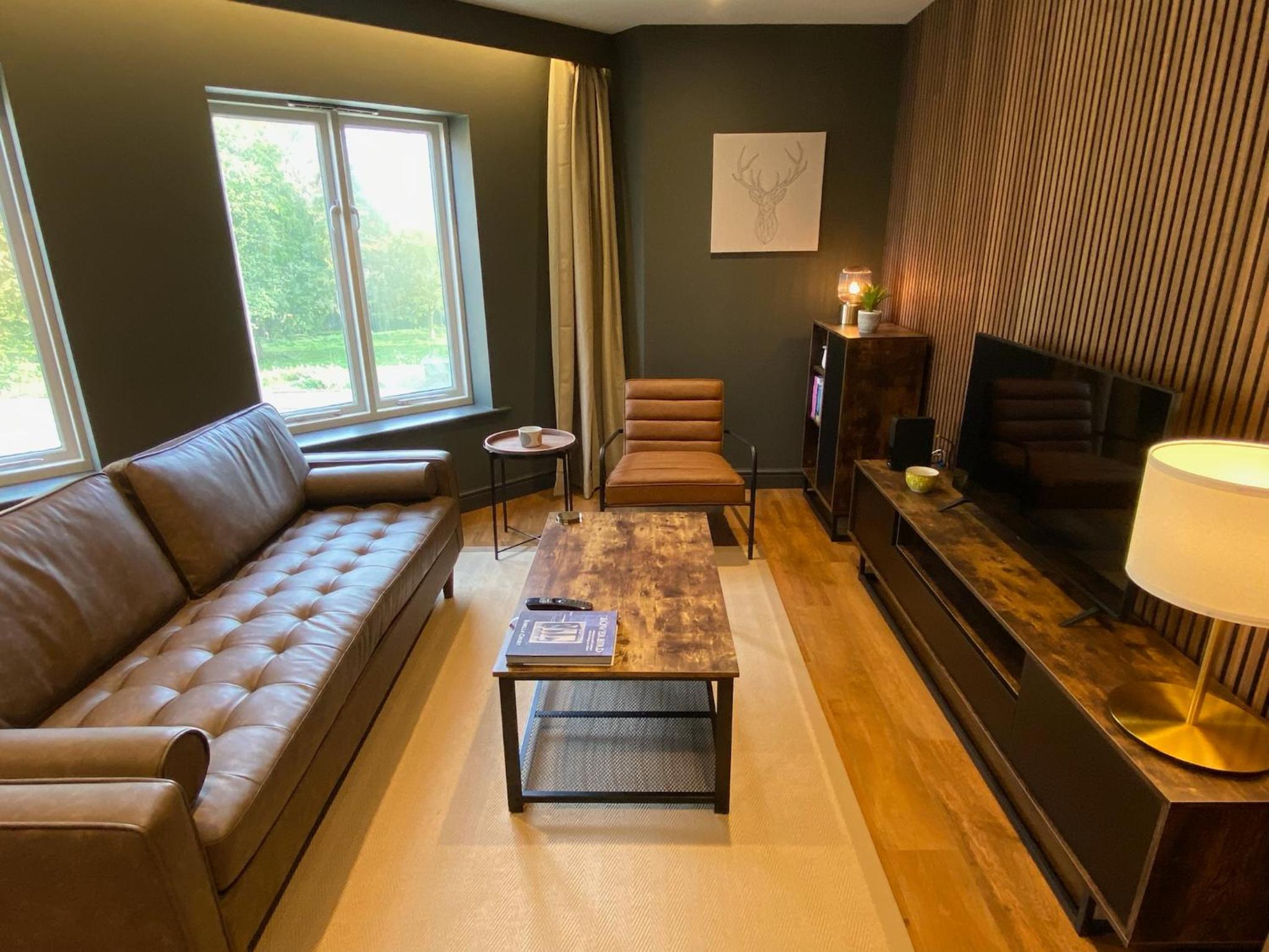Luxury 2 Bedroom Apartment w/ Free Parking view 3