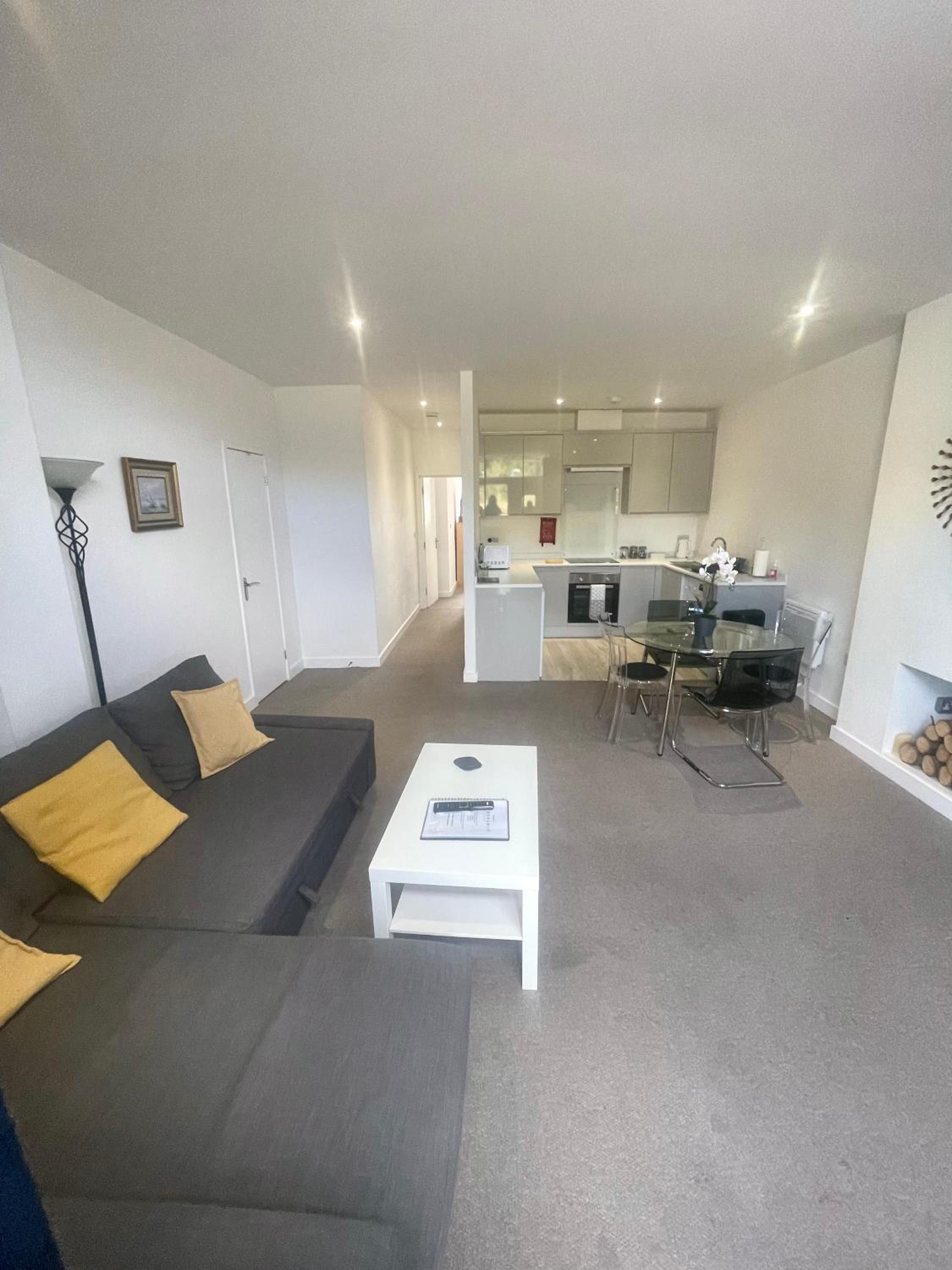 La Fontaine Court Apartments - Aldershot view 4