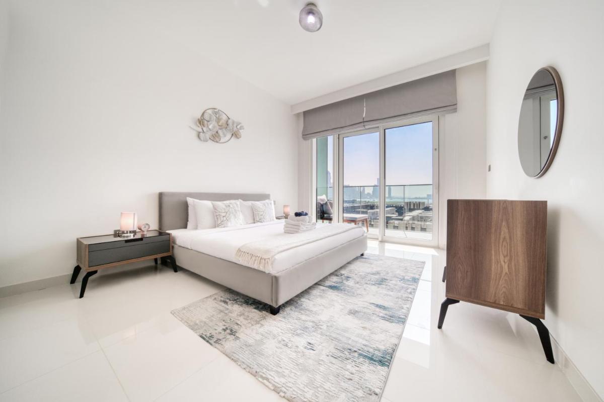 Emaar Beach Front 2BR with Sea & Marina Skyline Views