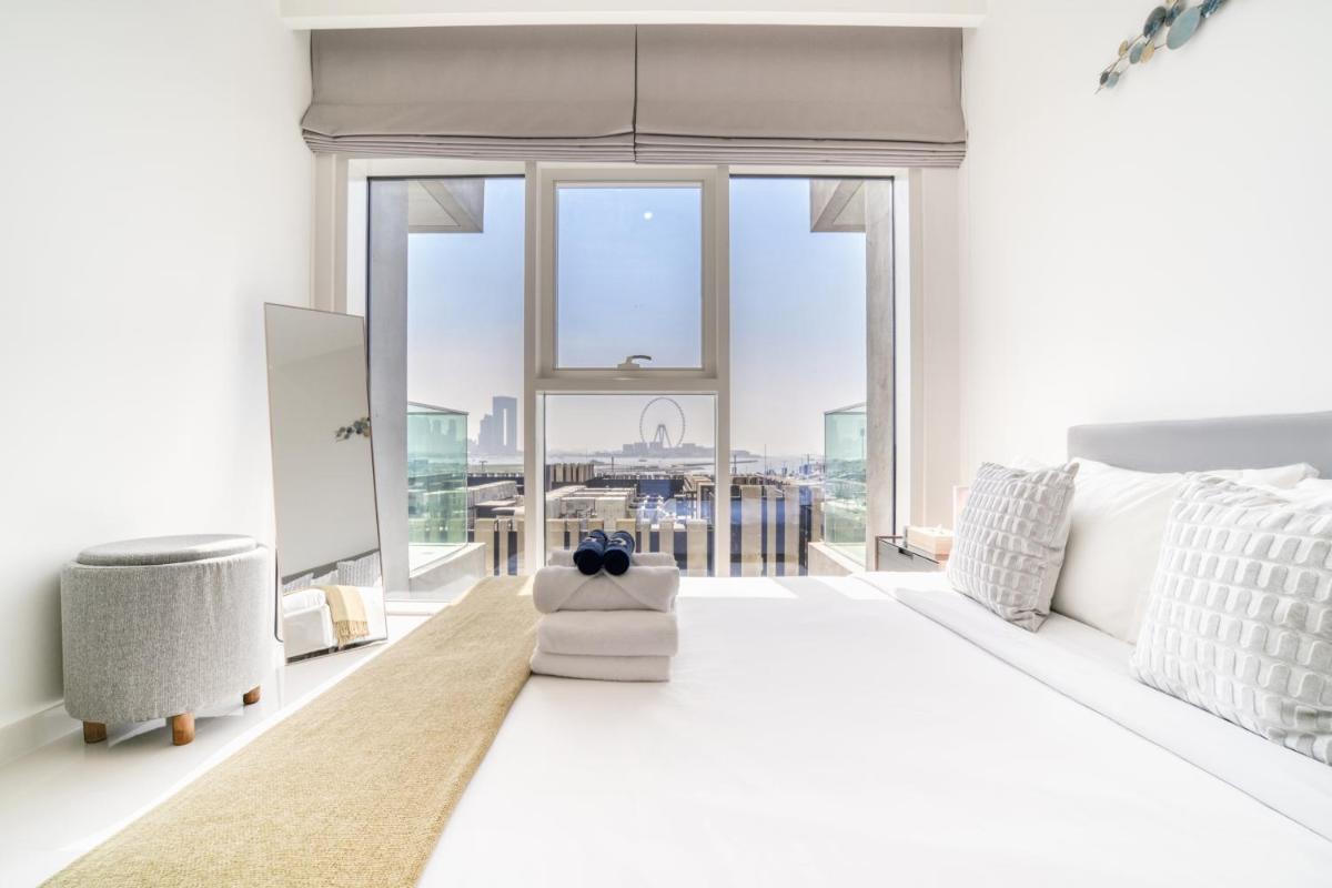 Emaar Beach Front 2BR with Sea & Marina Skyline Views