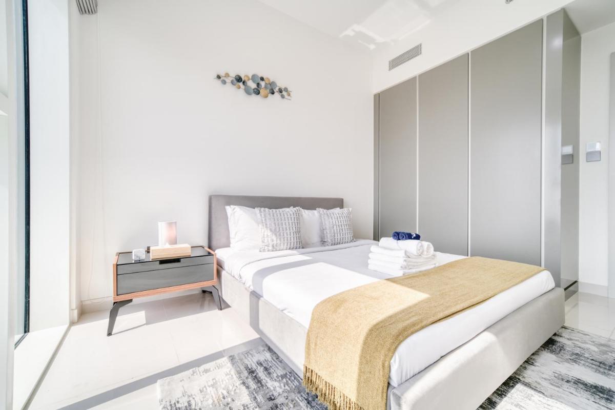Emaar Beach Front 2BR with Sea & Marina Skyline Views