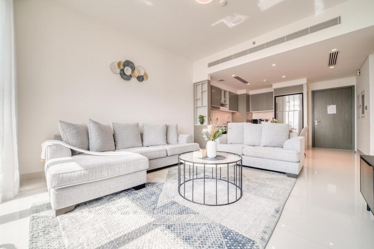 Emaar Beach Front 2BR with Sea & Marina Skyline Views
