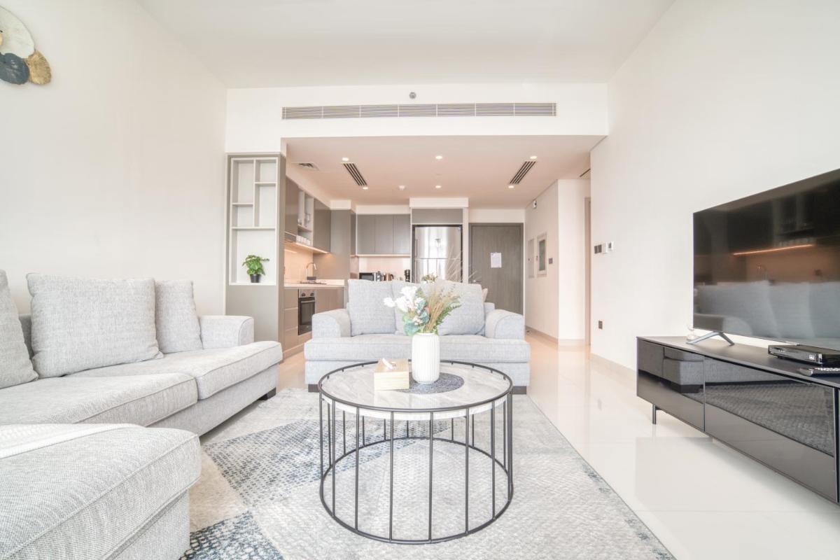 Emaar Beach Front 2BR with Sea & Marina Skyline Views