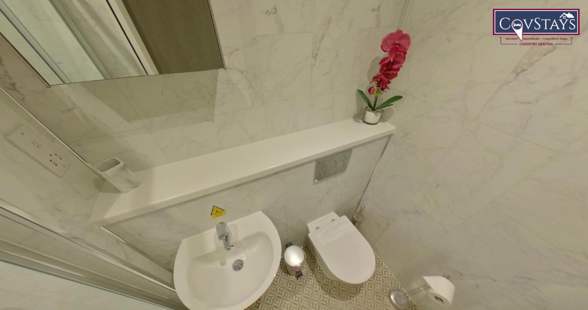 Signature House - Contemporary Studios in Coventry City Centre, free parking, by COVSTAYS view 4