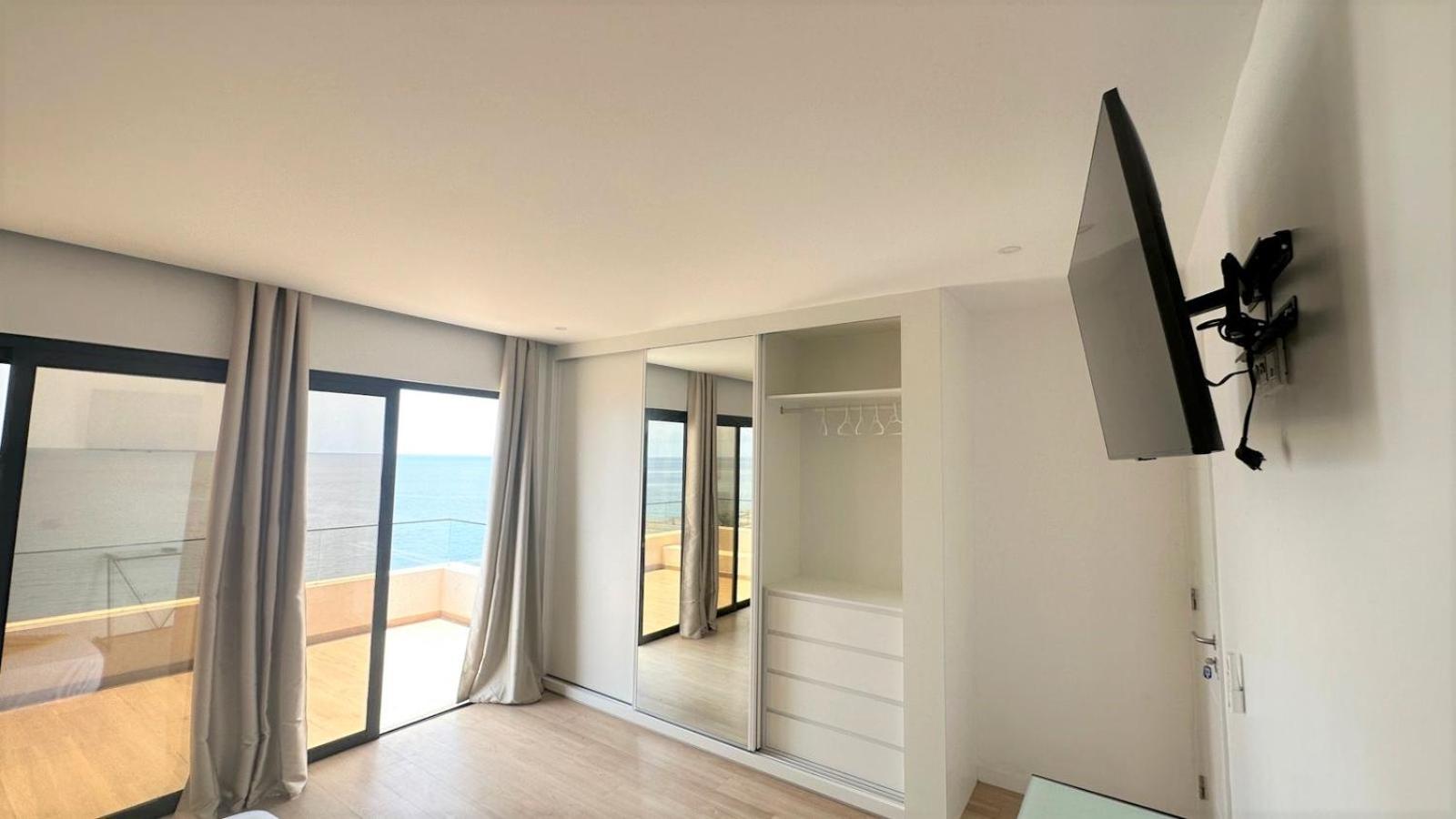 Ocean Mirror Apartment