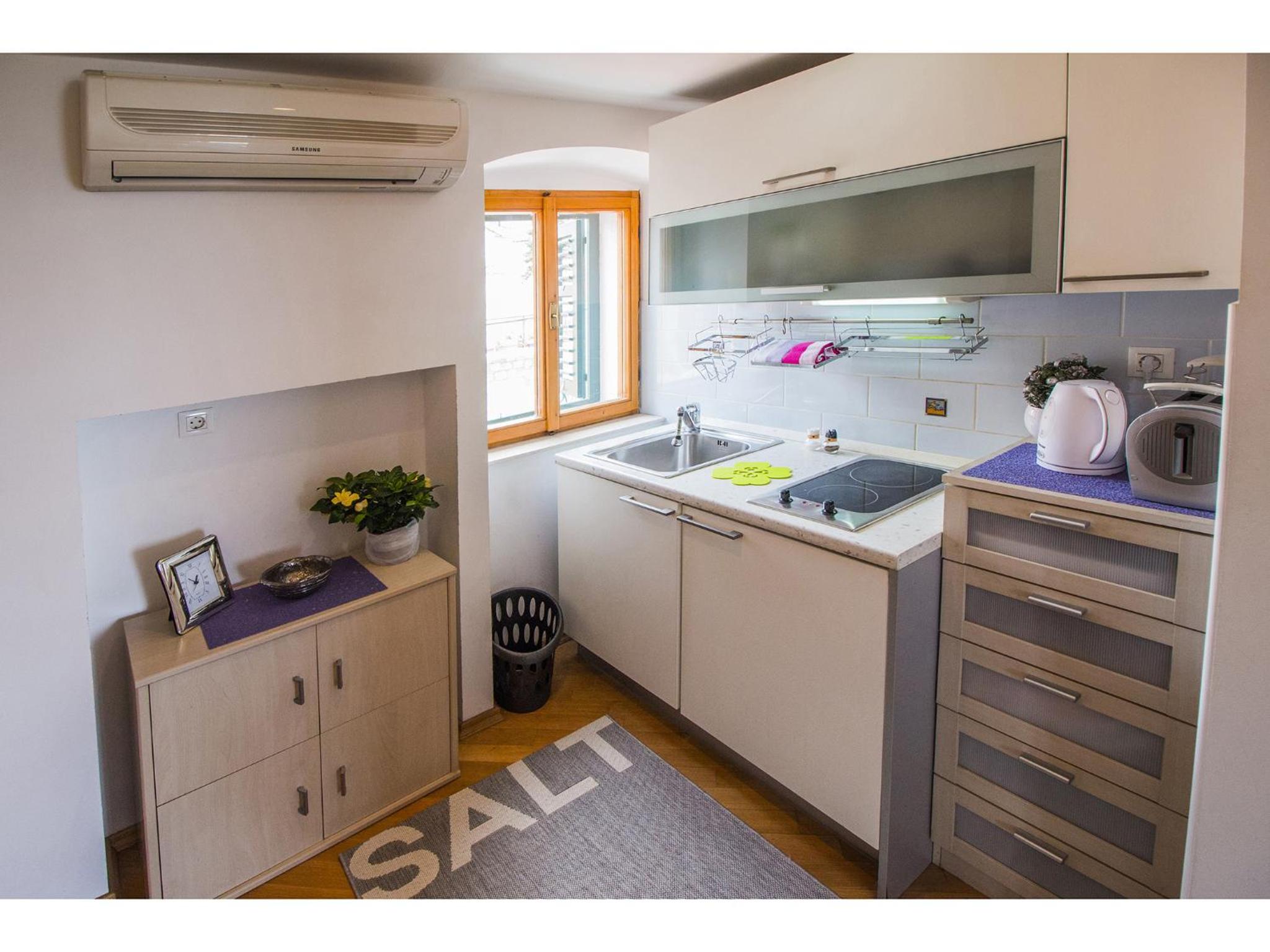 Sunny Promenade Studio en Split — kitchen