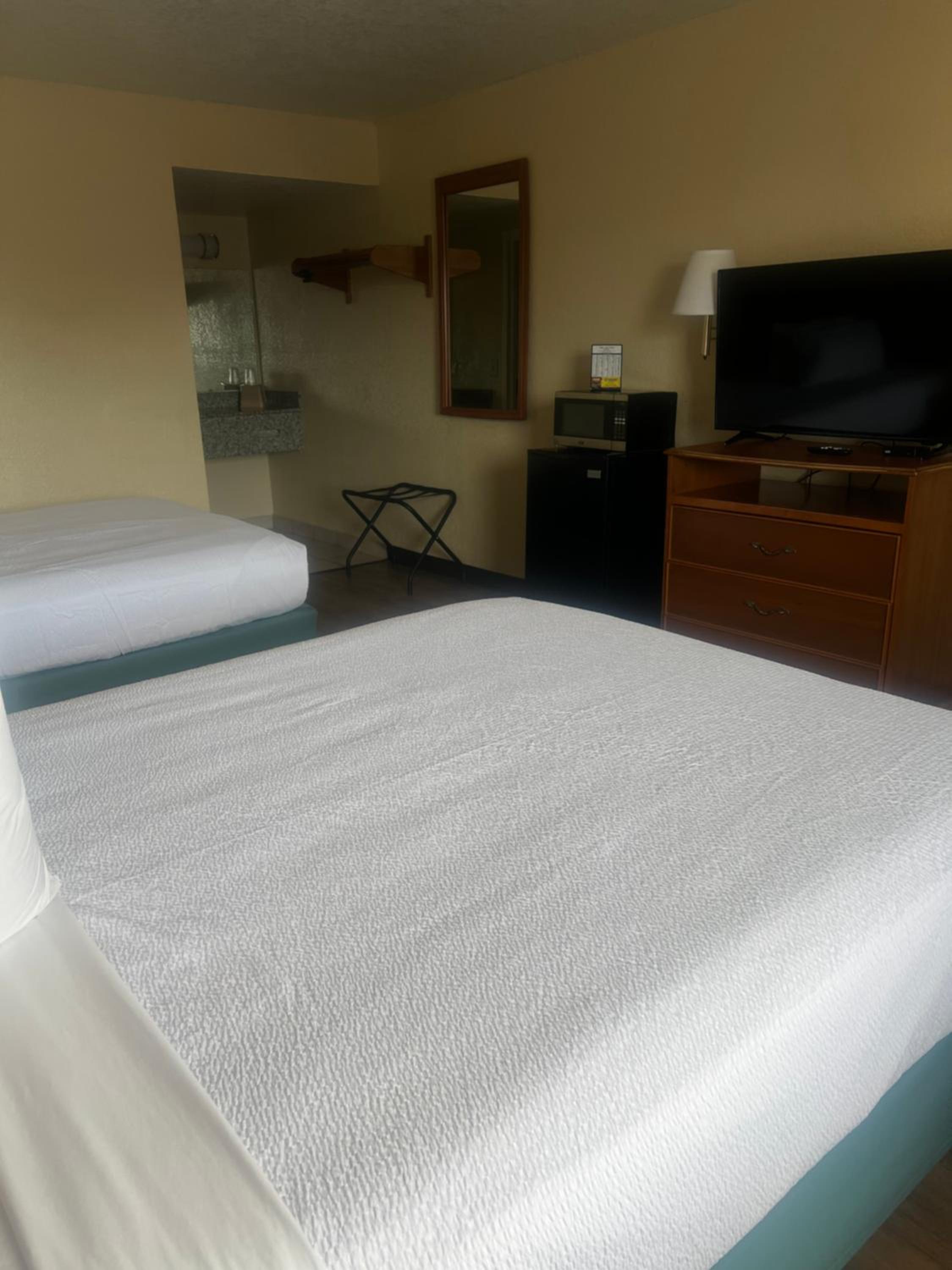 Hole Inn the Wall Hotel - Fort Walton Beach - Sunset Plaza - nearby Beaches & Hurlburt