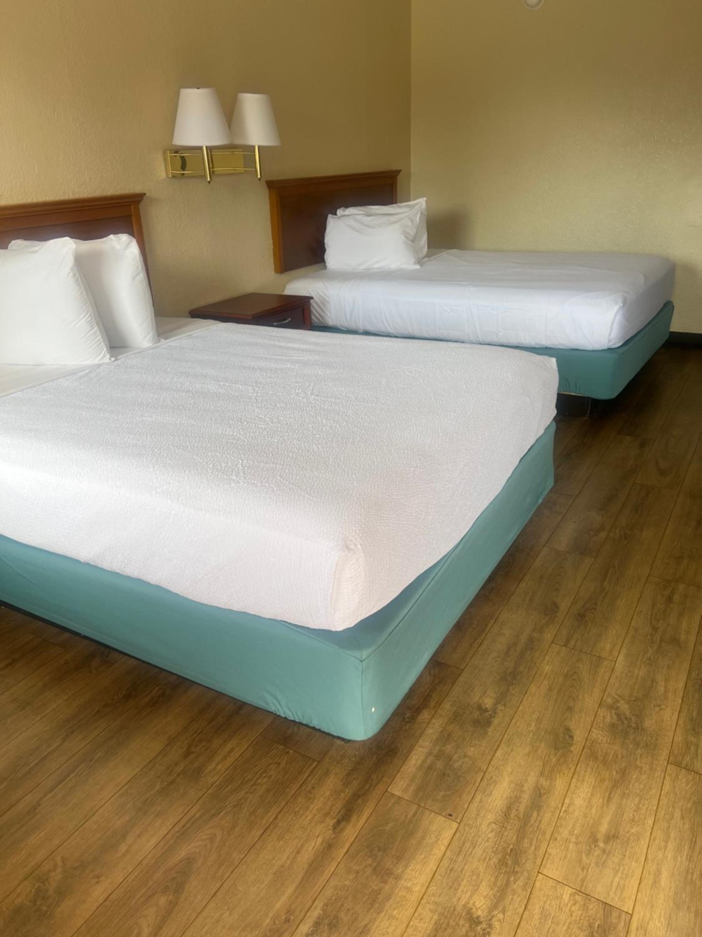 Hole Inn the Wall Hotel - Fort Walton Beach - Sunset Plaza - nearby Beaches & Hurlburt