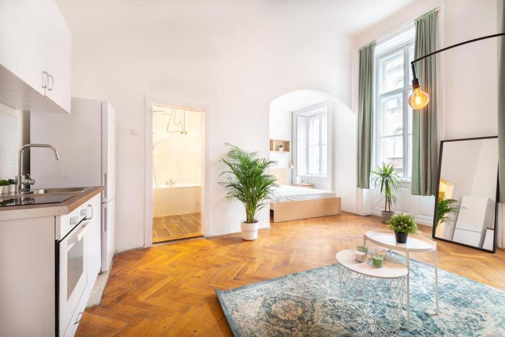 Central Modern Gem for 4 people view 3