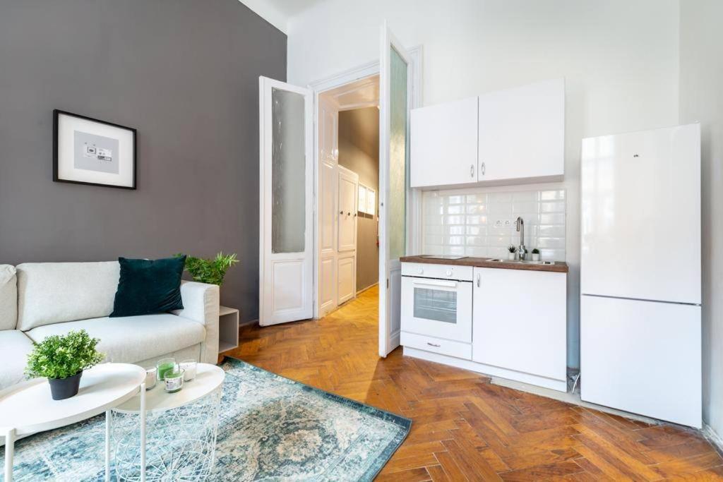 Central Modern Gem for 4 people view 2