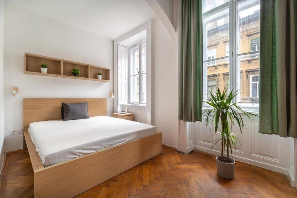 Central Modern Gem for 4 people view 5
