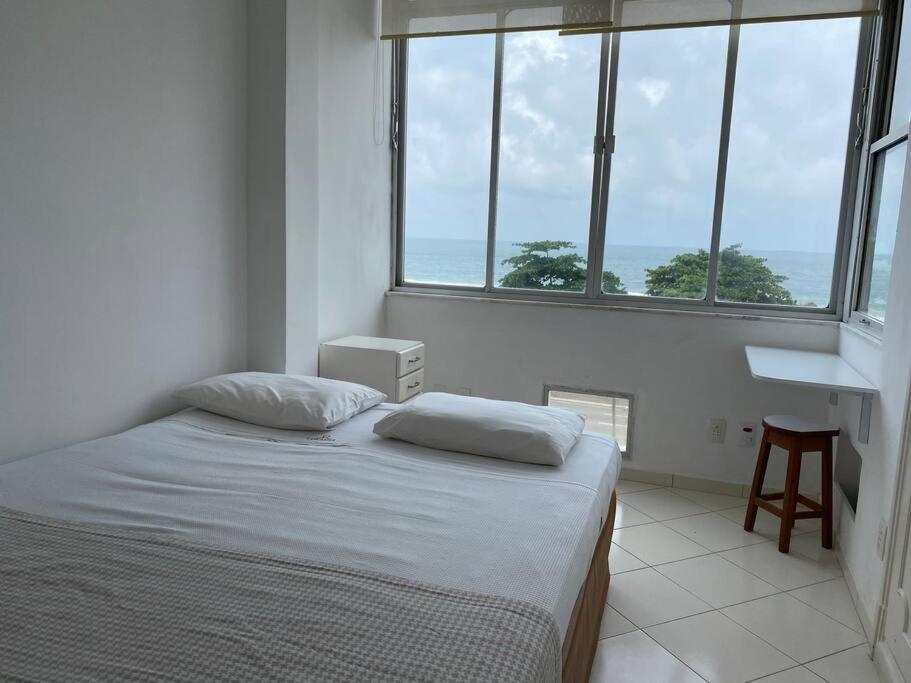 Apartamento à beira da praia de Copacabana