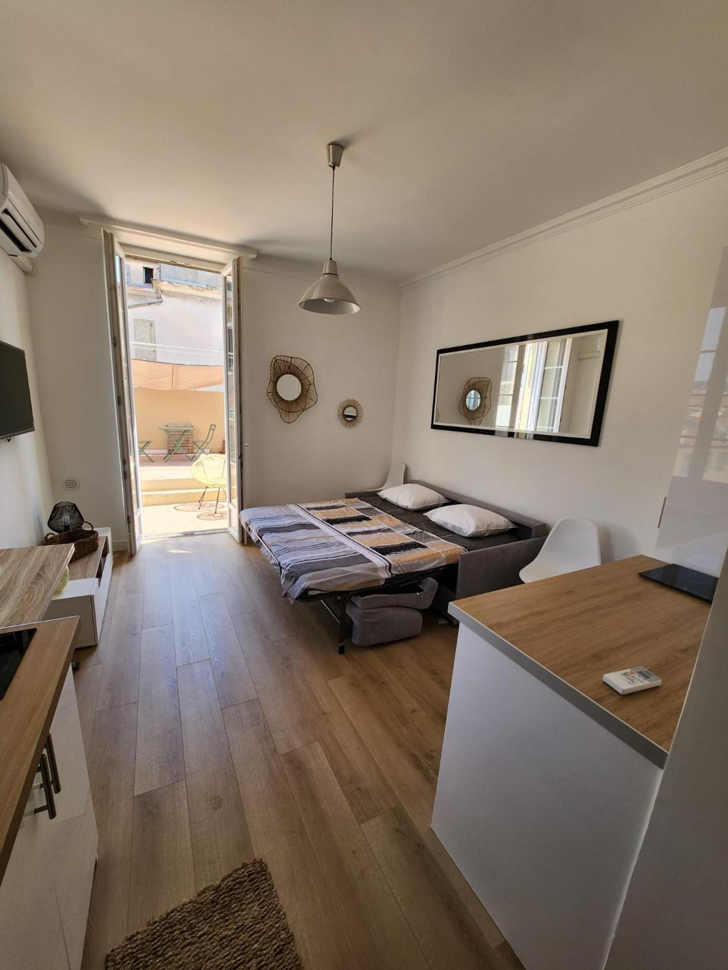 AMAZING STUDIO - GRANDE TERRASSE - COEUR DE VILLE - WIFI - AC