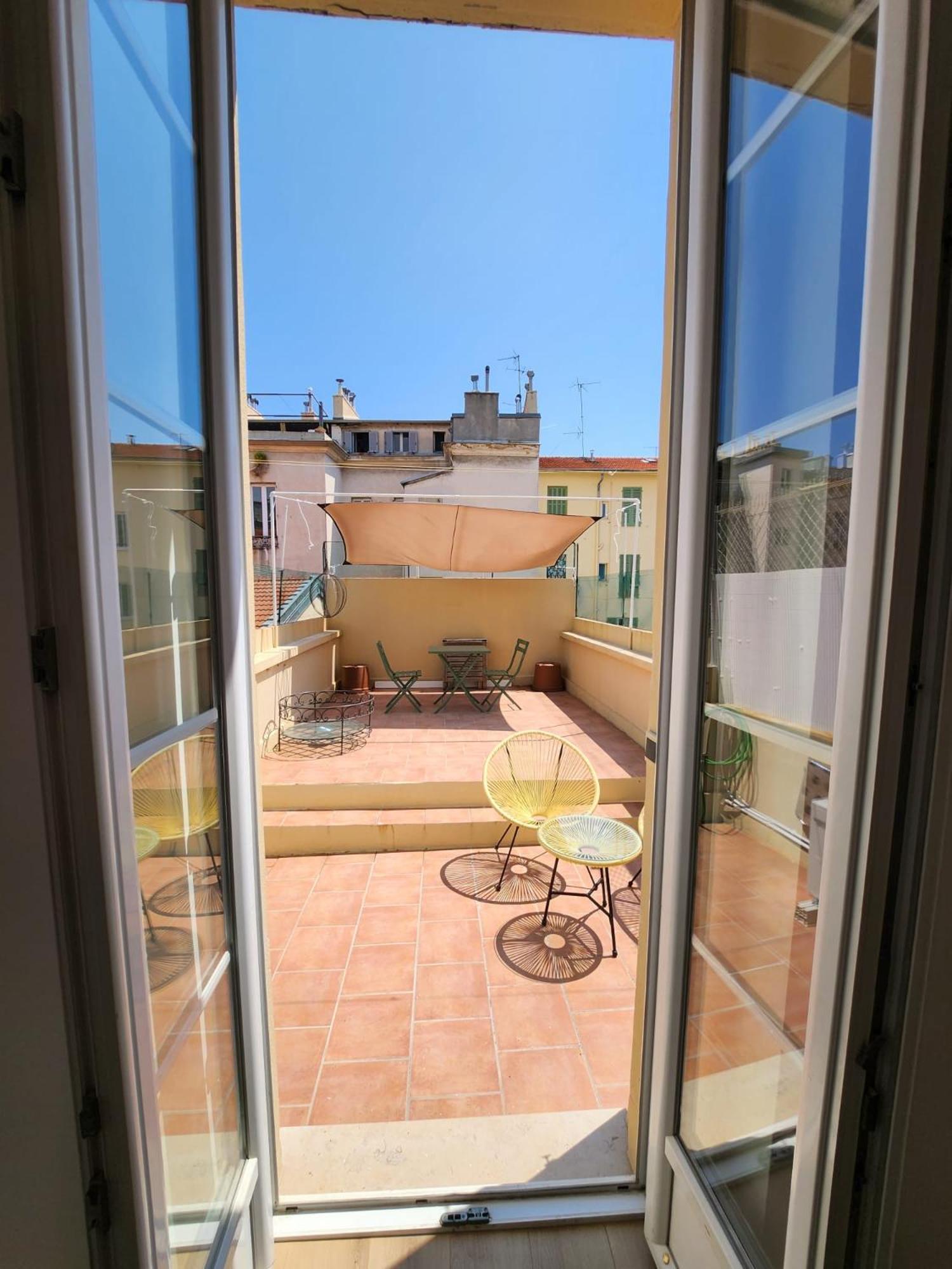 AMAZING STUDIO - GRANDE TERRASSE - COEUR DE VILLE - WIFI - AC