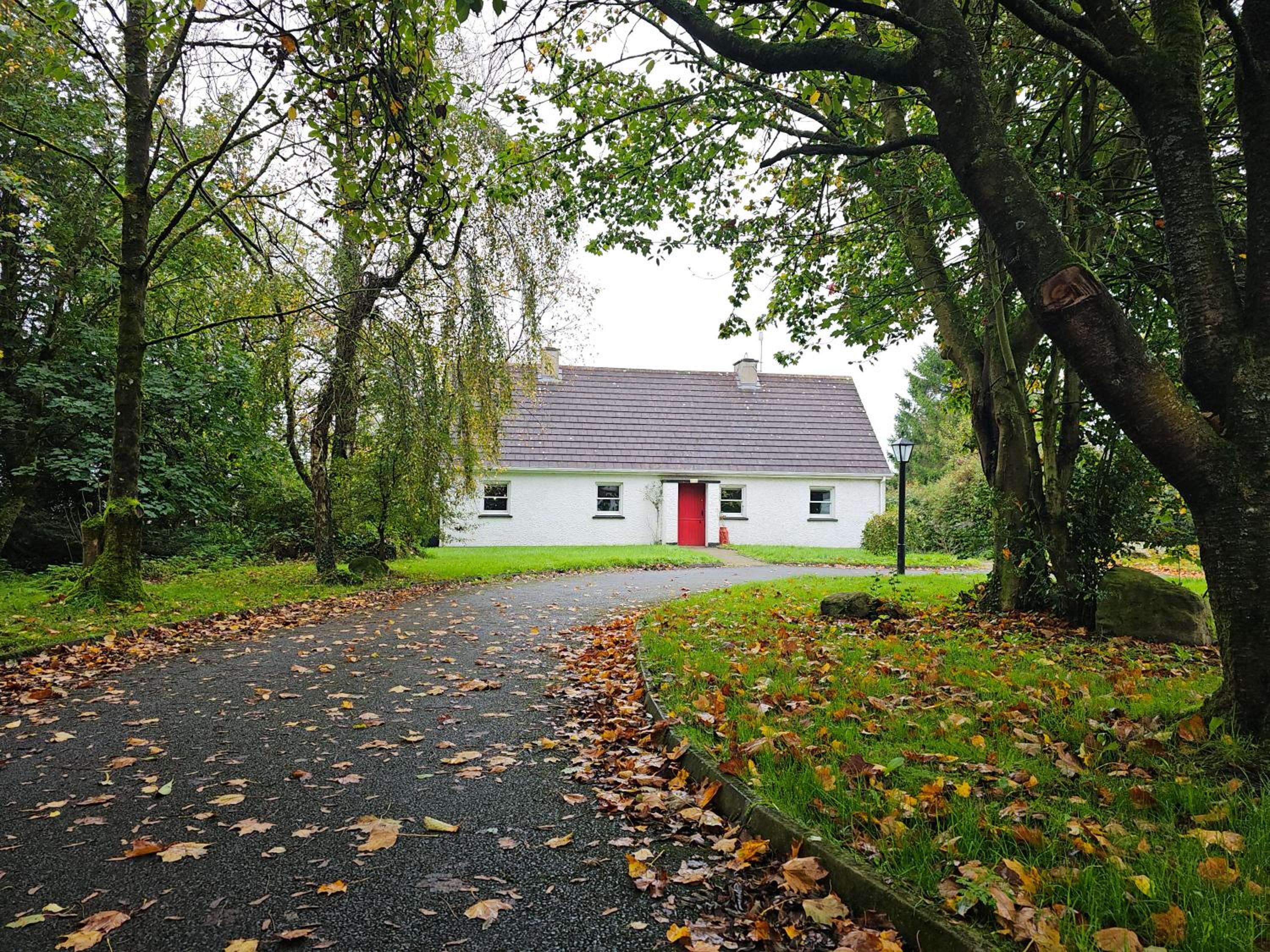Longford Holiday Red Rose Self Catering Cottage view 3