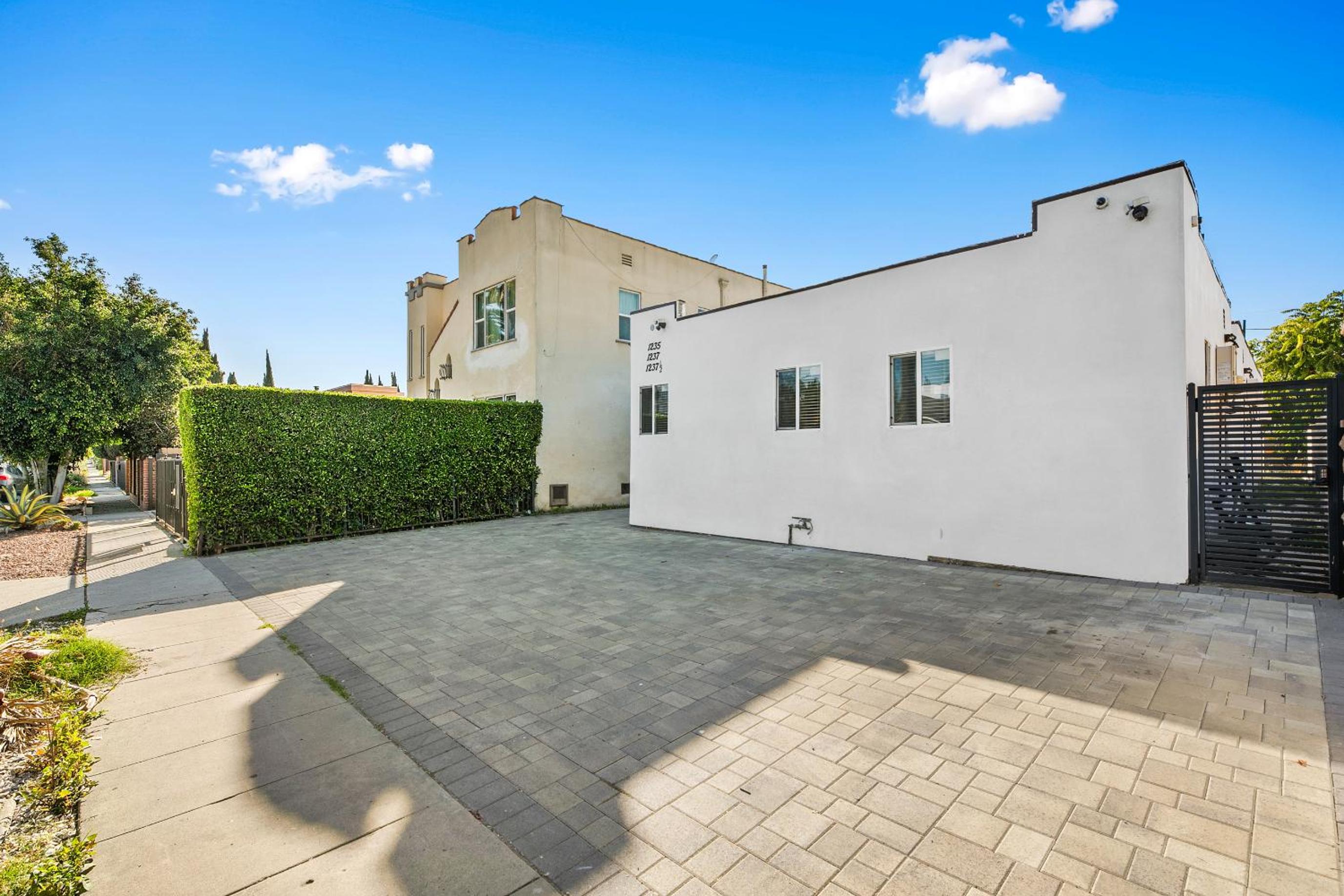 Miracle Mile Chic 1 BR Bungalow Apt Parking Unit 2