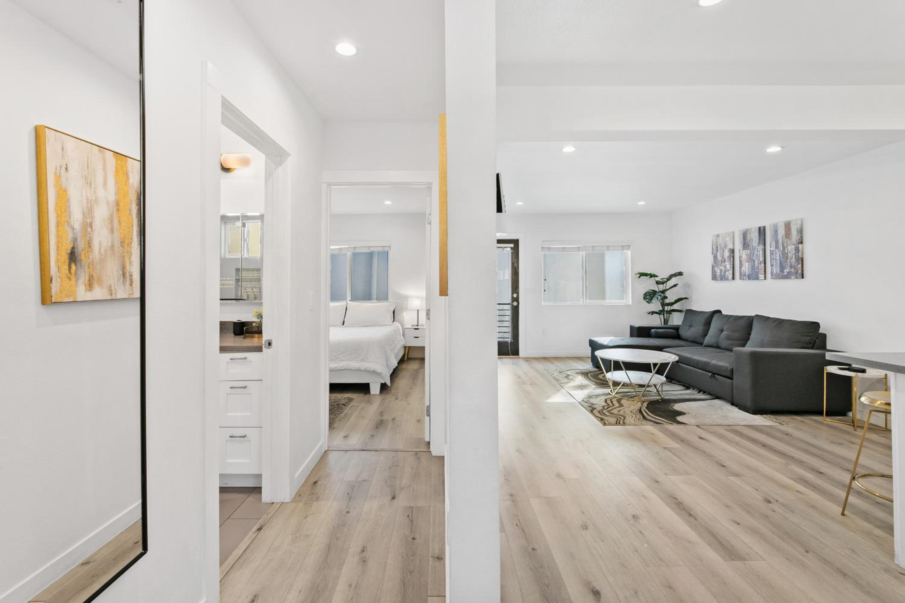 Miracle Mile Chic 1 BR Bungalow Apt Parking Unit 2