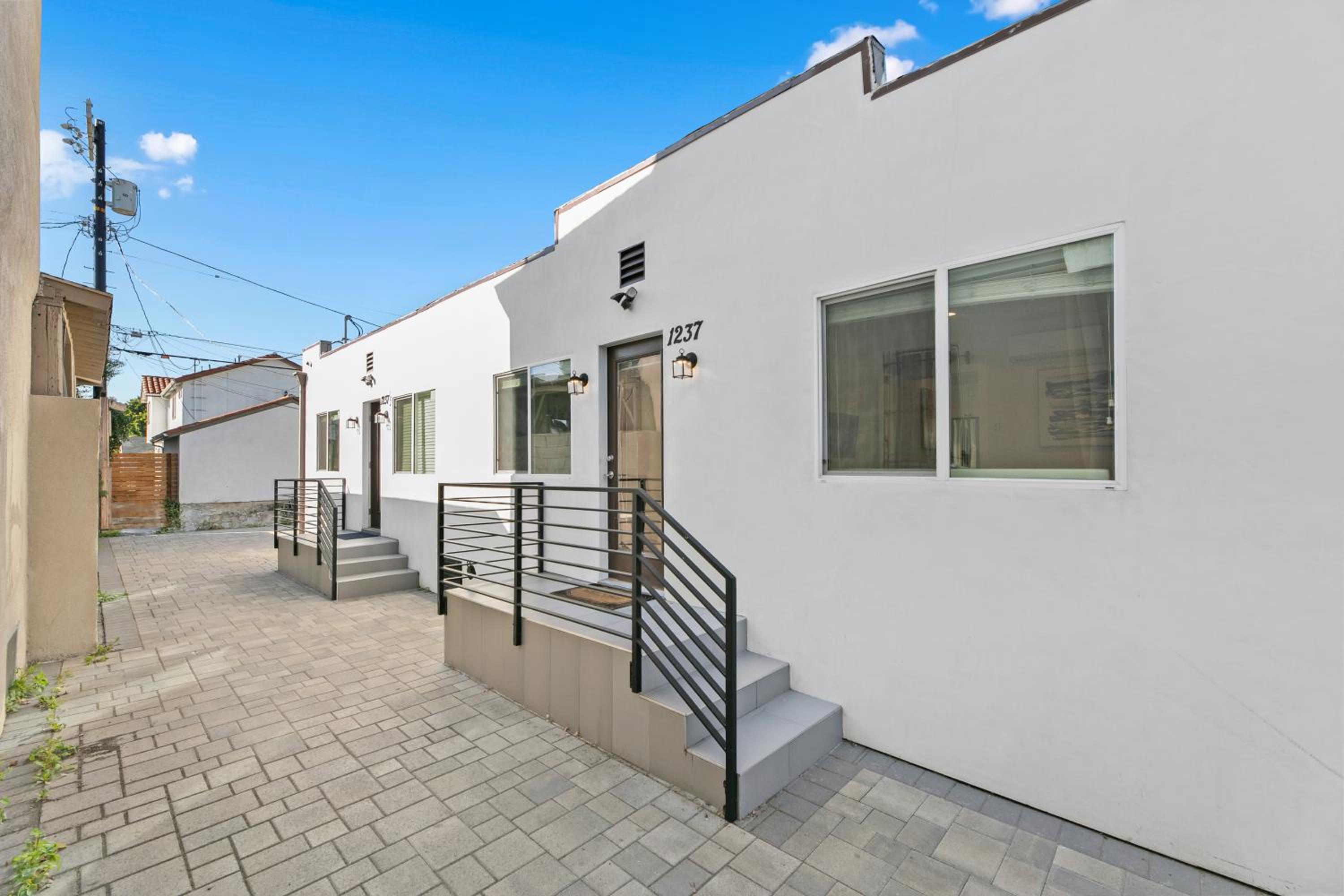 Miracle Mile Chic 1 BR Bungalow Apt Parking Unit 2
