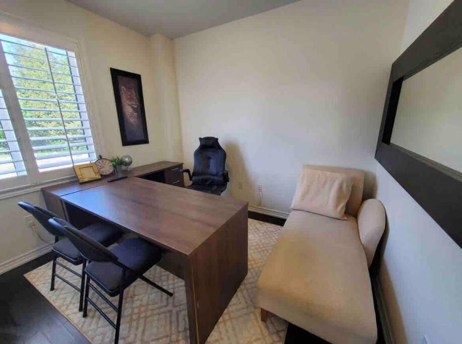 Modern & Cozy Kawartha Getaway