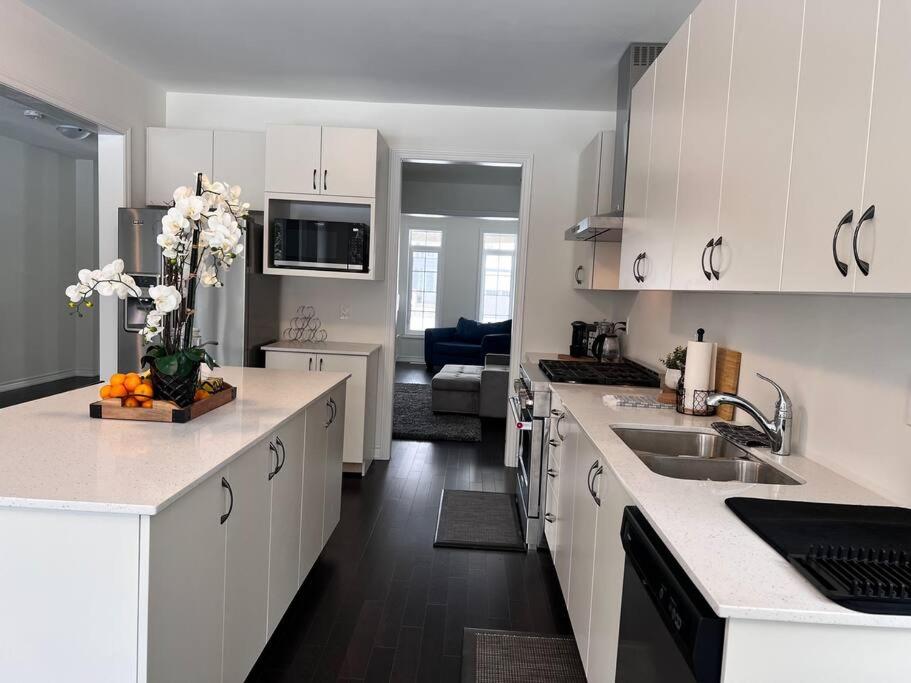 Modern & Cozy Kawartha Getaway