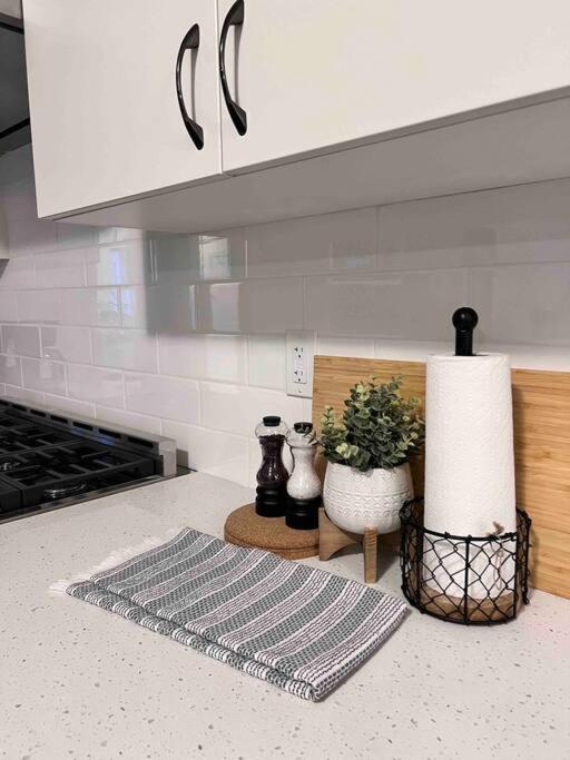 Modern & Cozy Kawartha Getaway