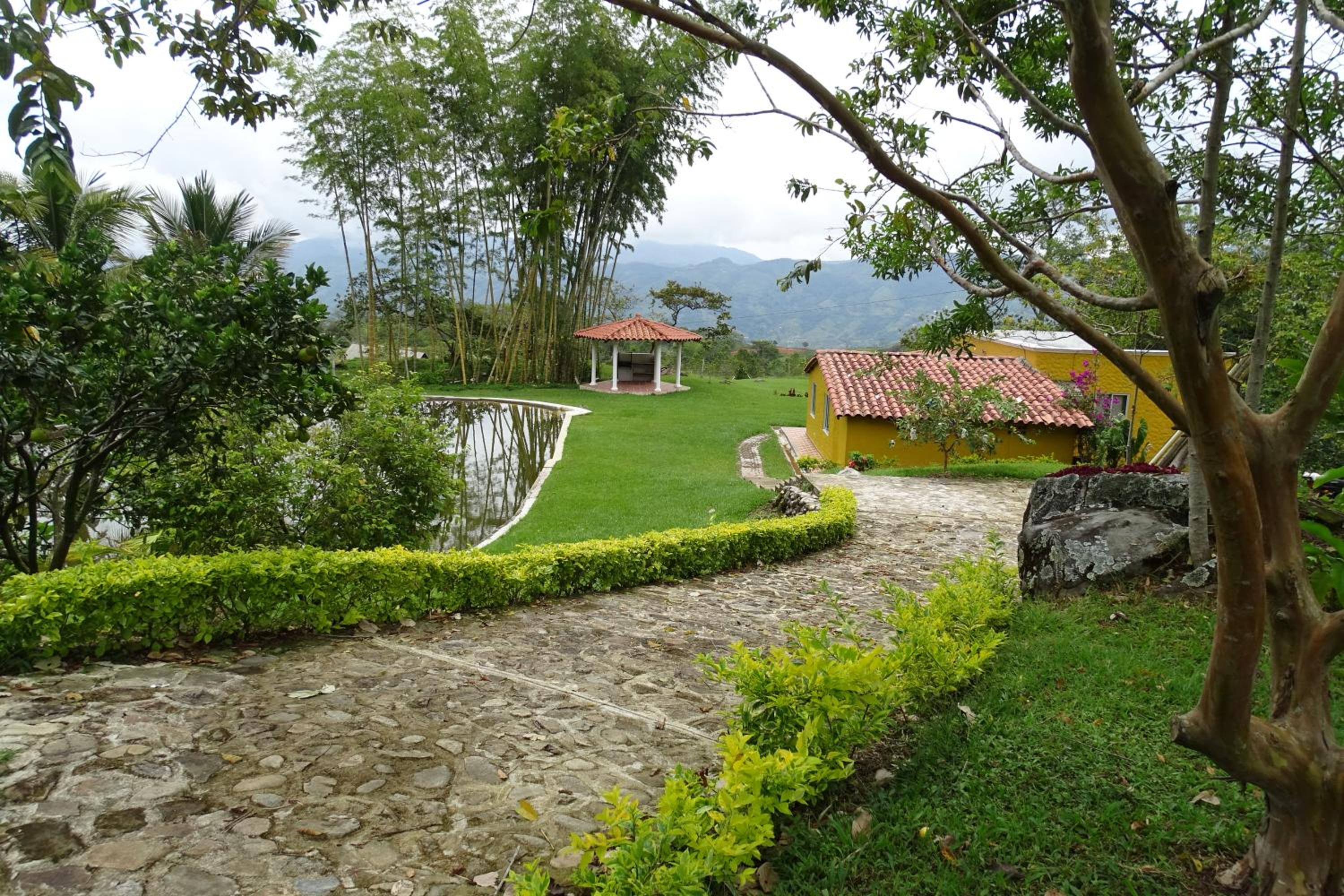 CASA COMPLETA CERCA DEL PARQUE CON GARAGE