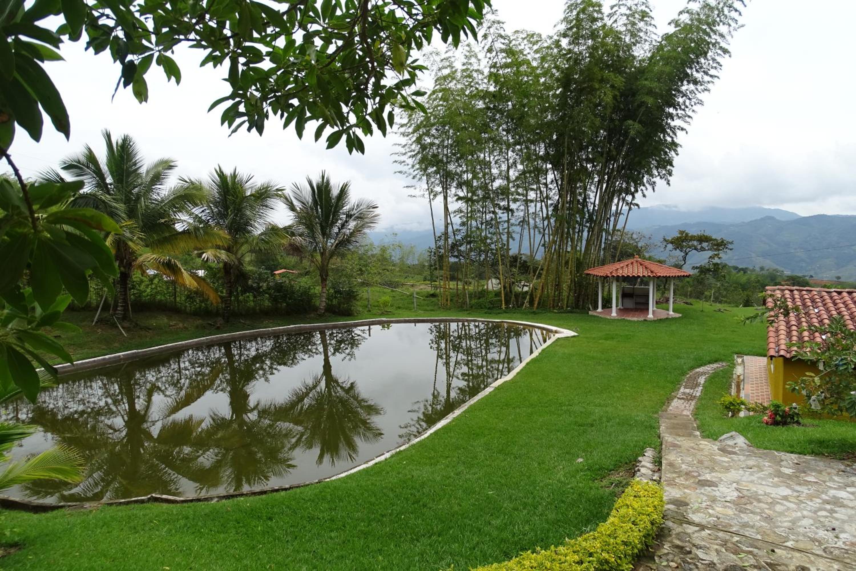 CASA COMPLETA CERCA DEL PARQUE CON GARAGE
