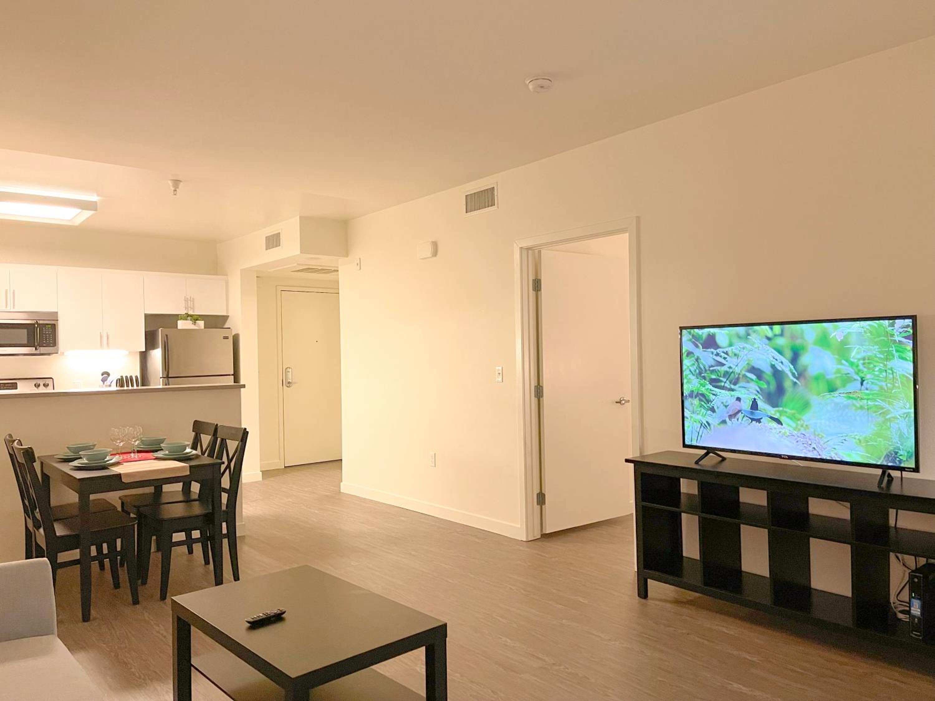 Perfect Apt w Parking Gym Pool WIFI in Arts District DTLA near Little Tokyo B4