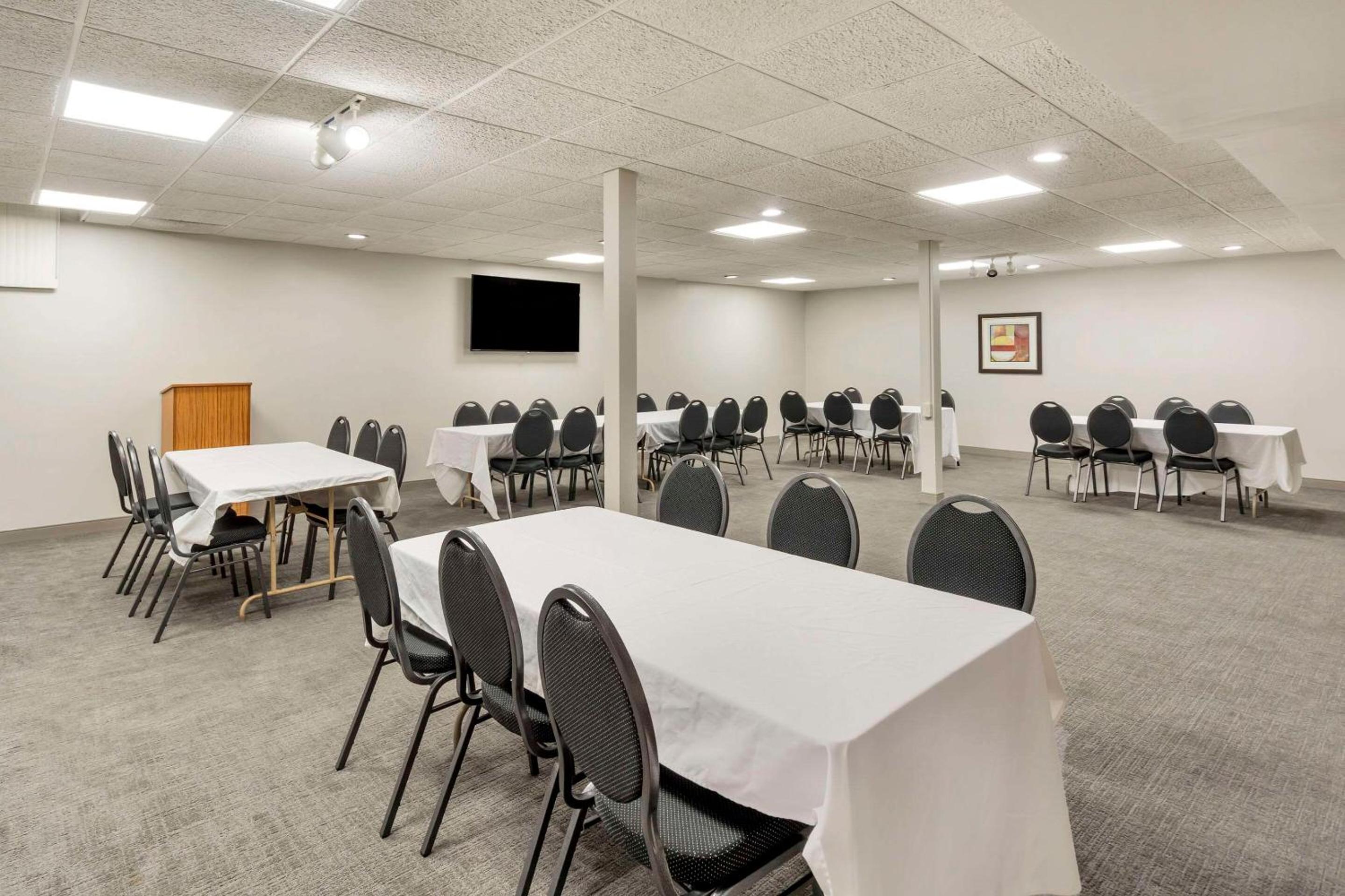 Comfort Inn Suites Mundelein-Vernon Hills - Property Image 3