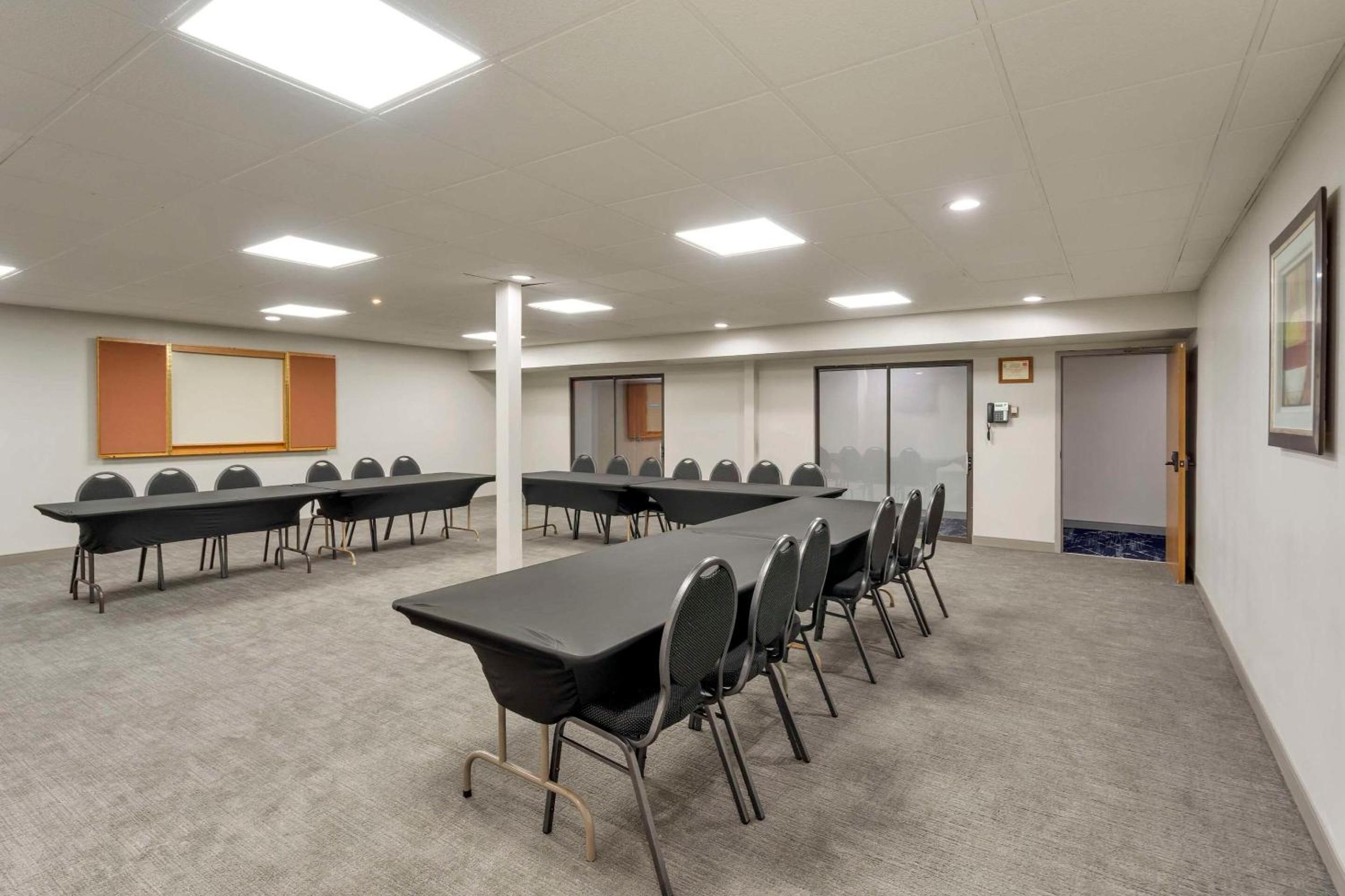 Comfort Inn Suites Mundelein-Vernon Hills - Property Image 2