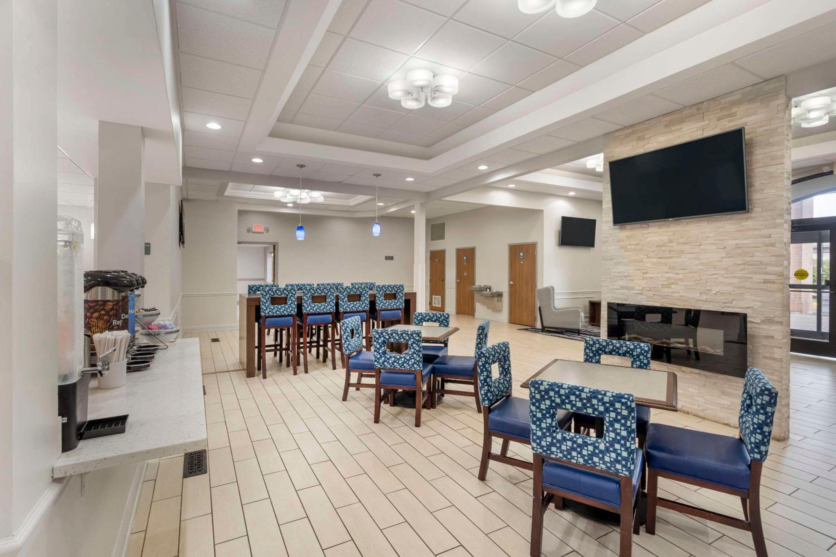 Comfort Inn Suites Mundelein-Vernon Hills - Property Image 6