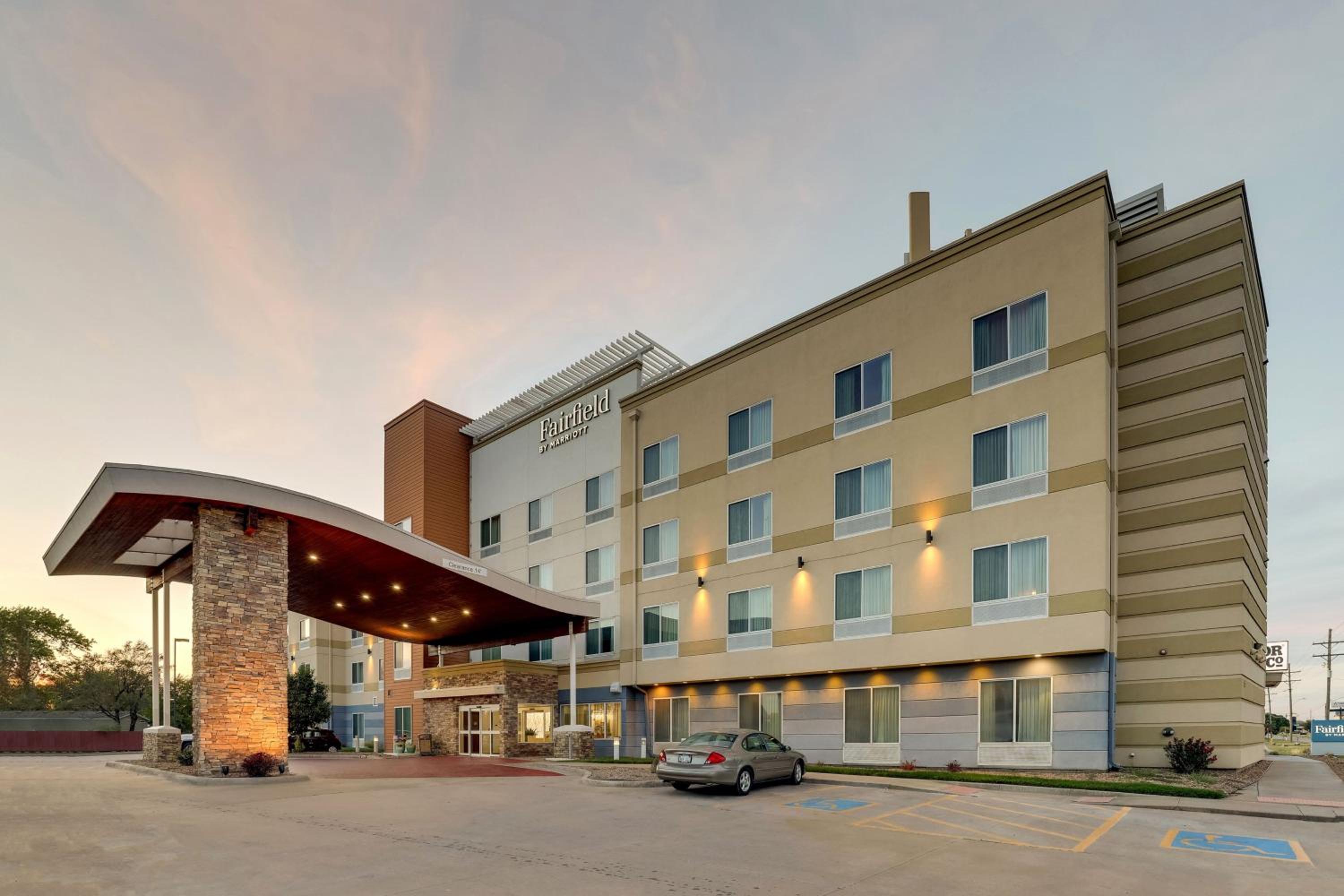 Hutchinson Vacations - Fairfield Inn and Suites Hutchinson - Property Image 1