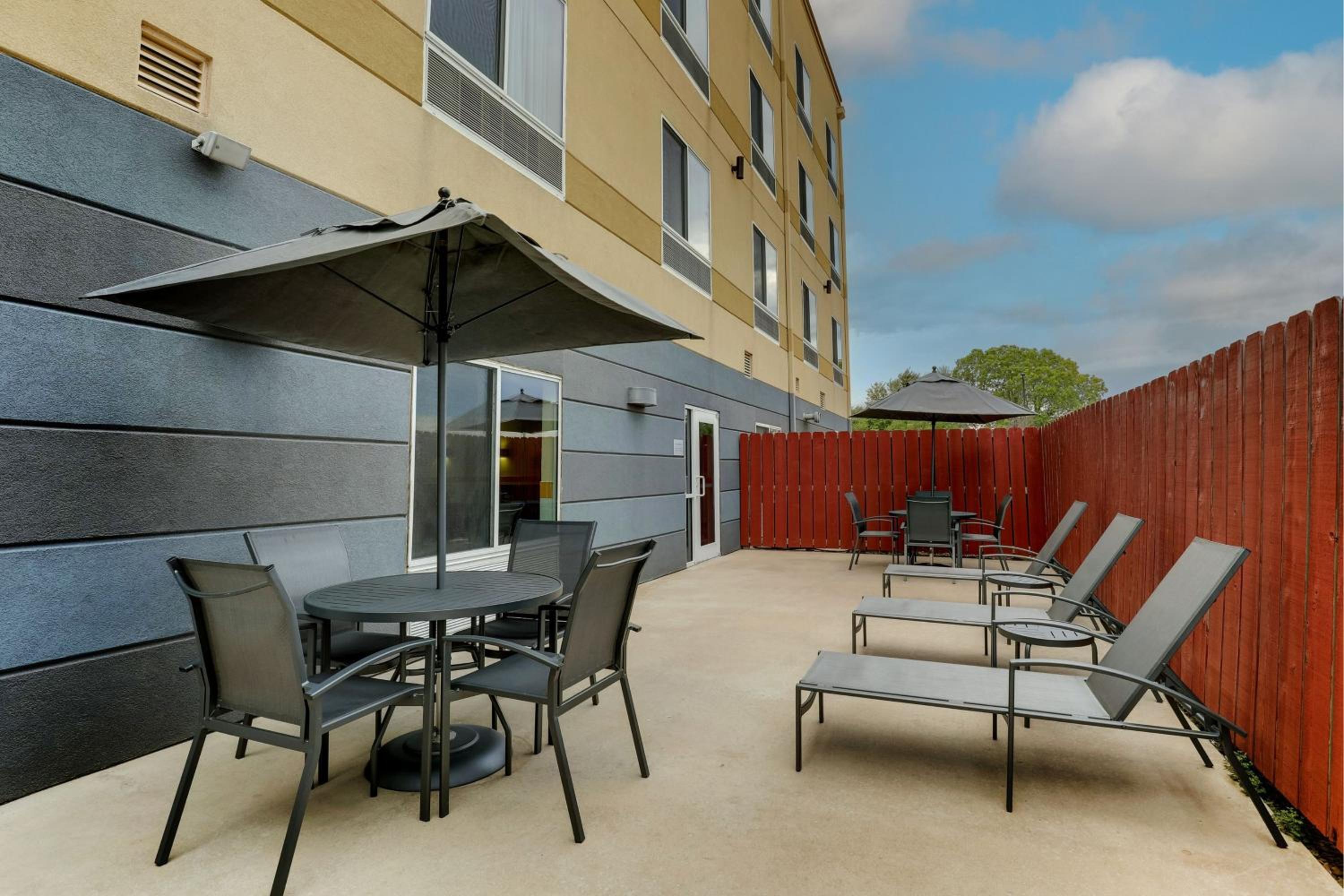 Hutchinson Vacations - Fairfield Inn and Suites Hutchinson - Property Image 12