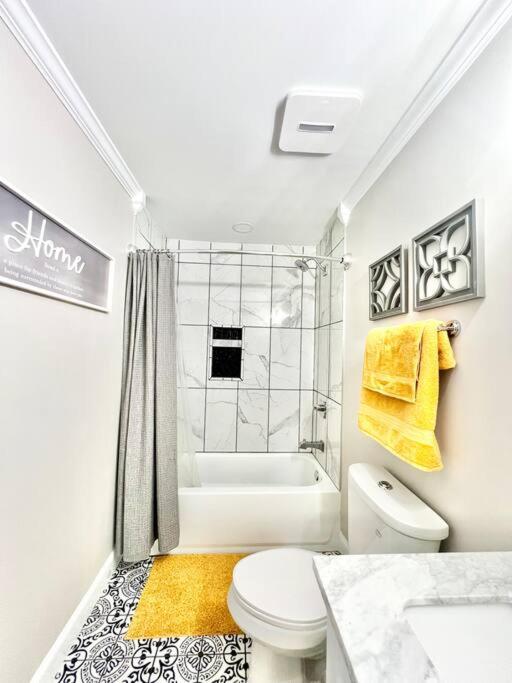*The Gem* Stylish 2 Bedroom 1 Bathroom Newly Renovated