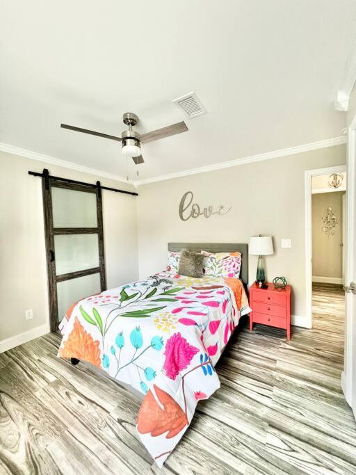 *The Gem* Stylish 2 Bedroom 1 Bathroom Newly Renovated