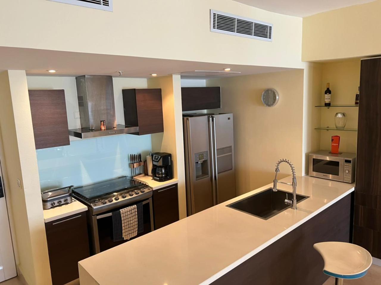 Hermoso y cómodo apartamento con vista al mar