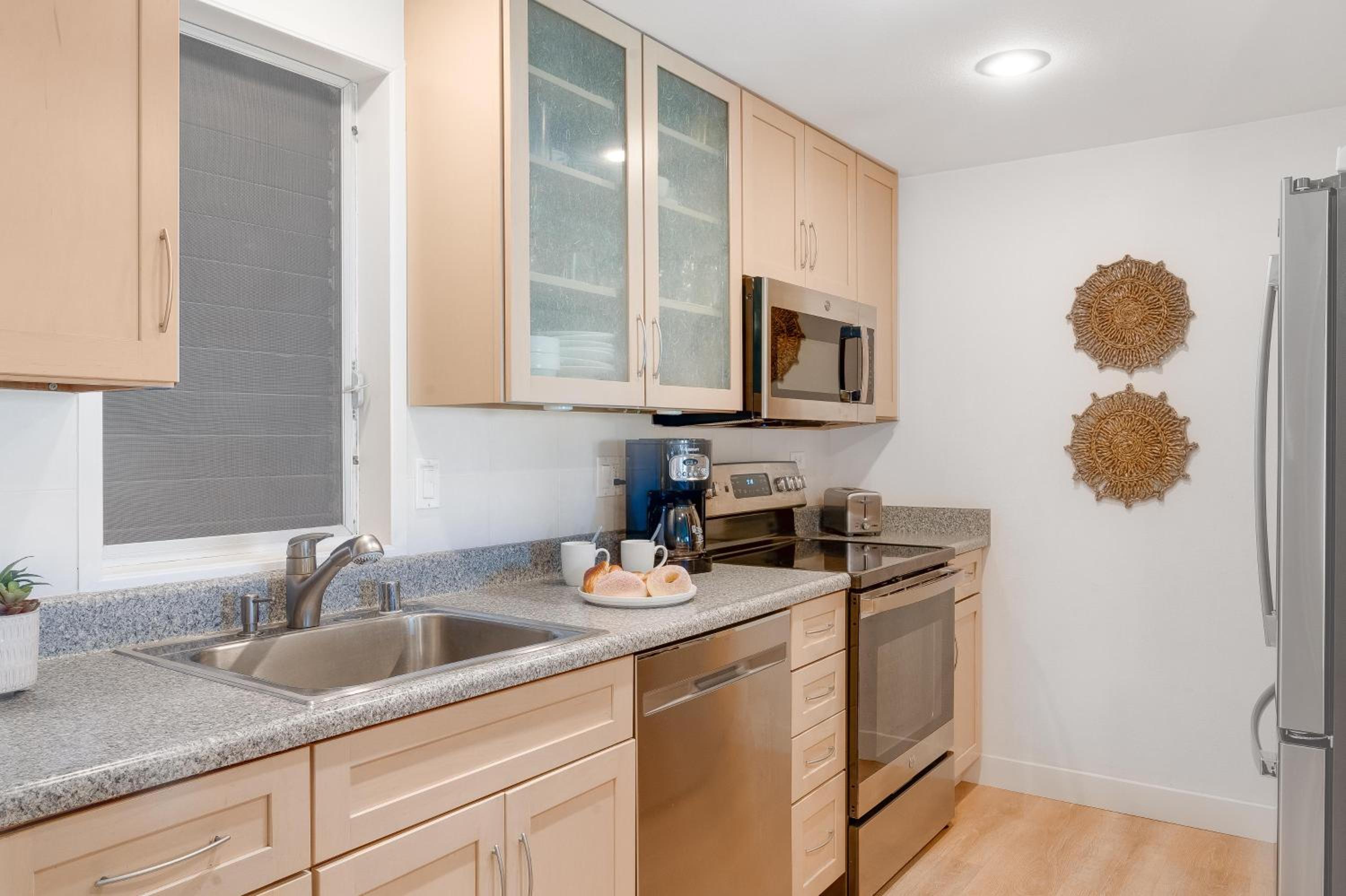 Eldorado H107 · EL H107 Updated Kaanapali Condo w Beach Cabana G