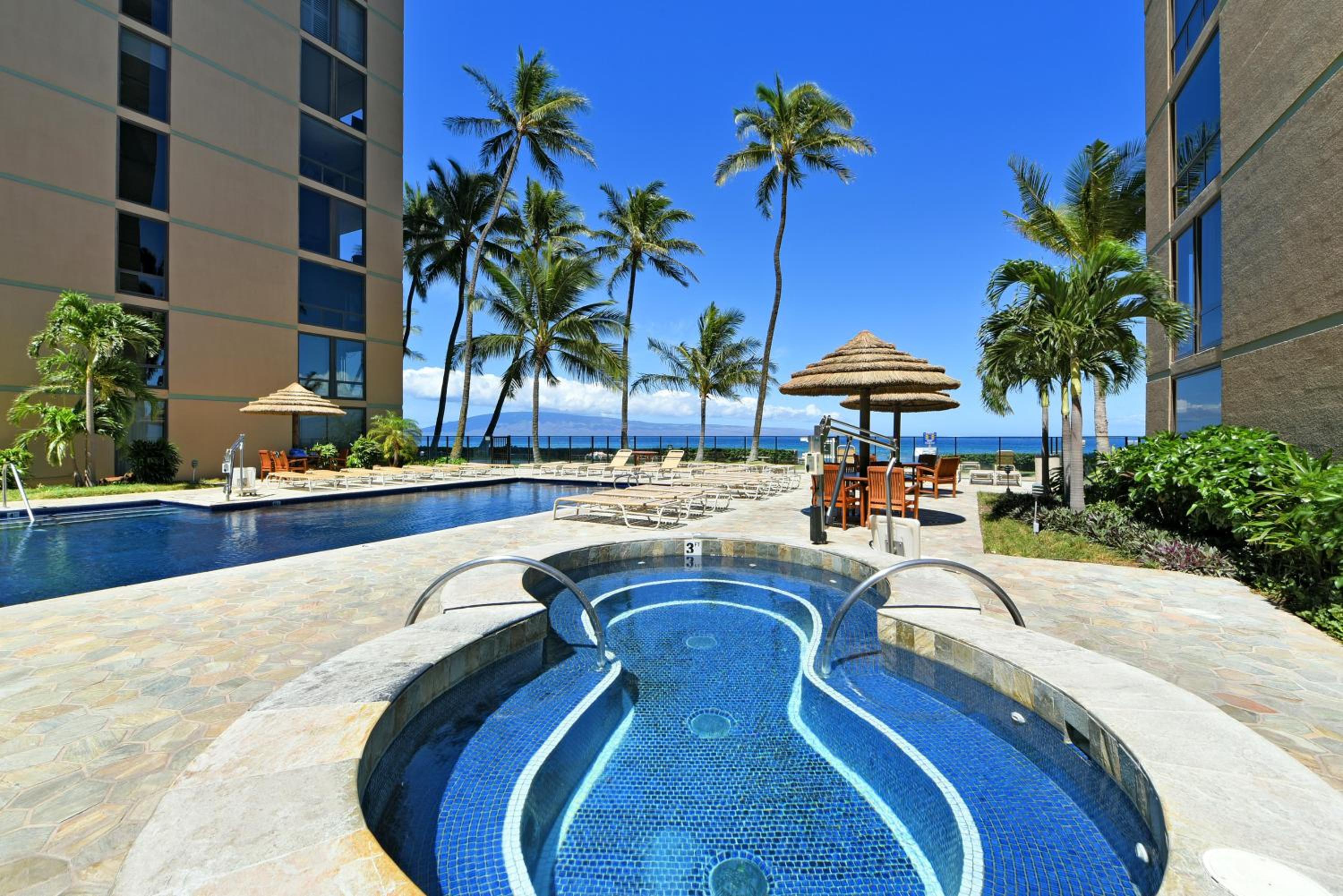 Mahana 307 · MA 307 OceanFront Condo w Pool AC
