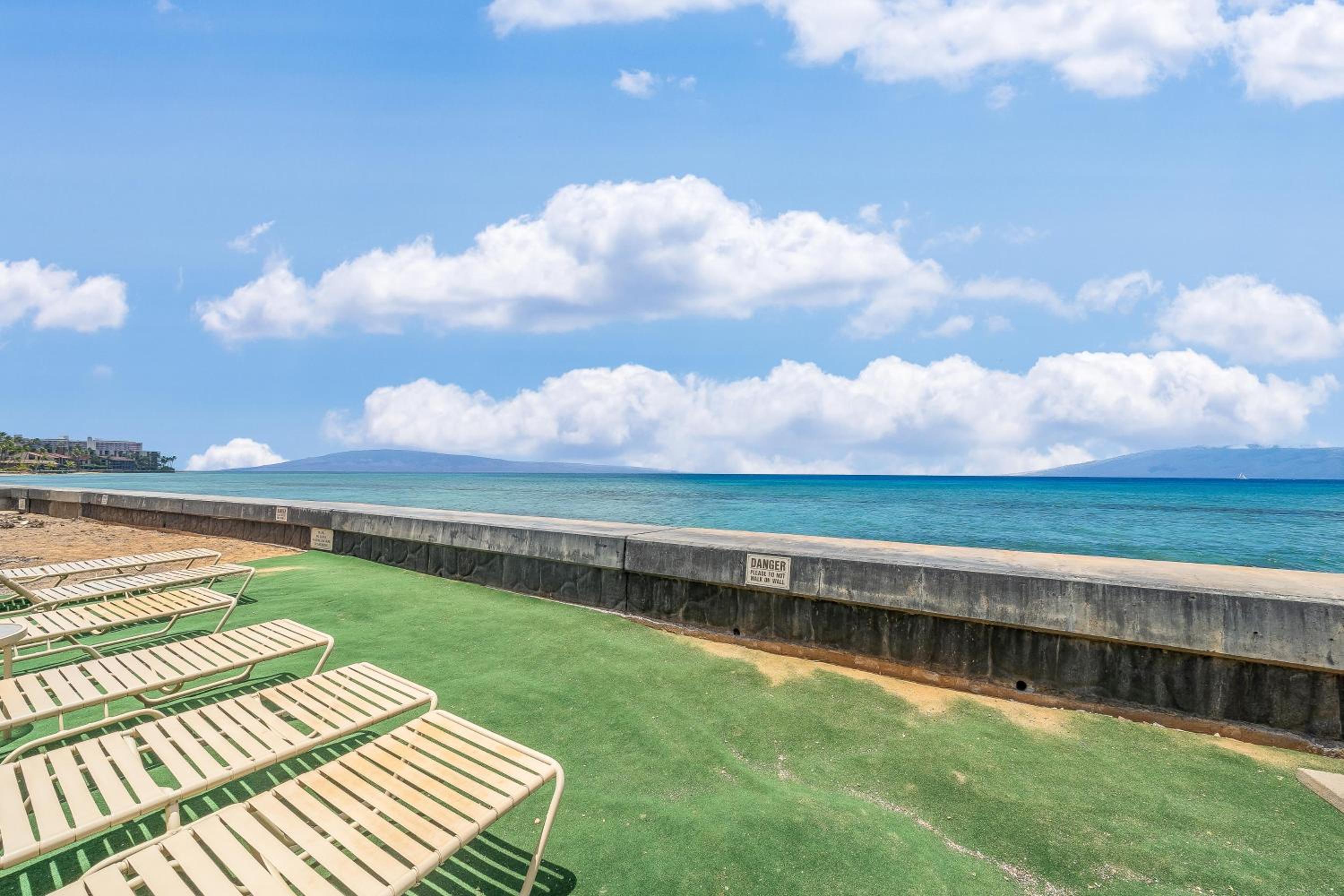 Kulakane 211 · KK 211 Updated OceanFront Whale Watching