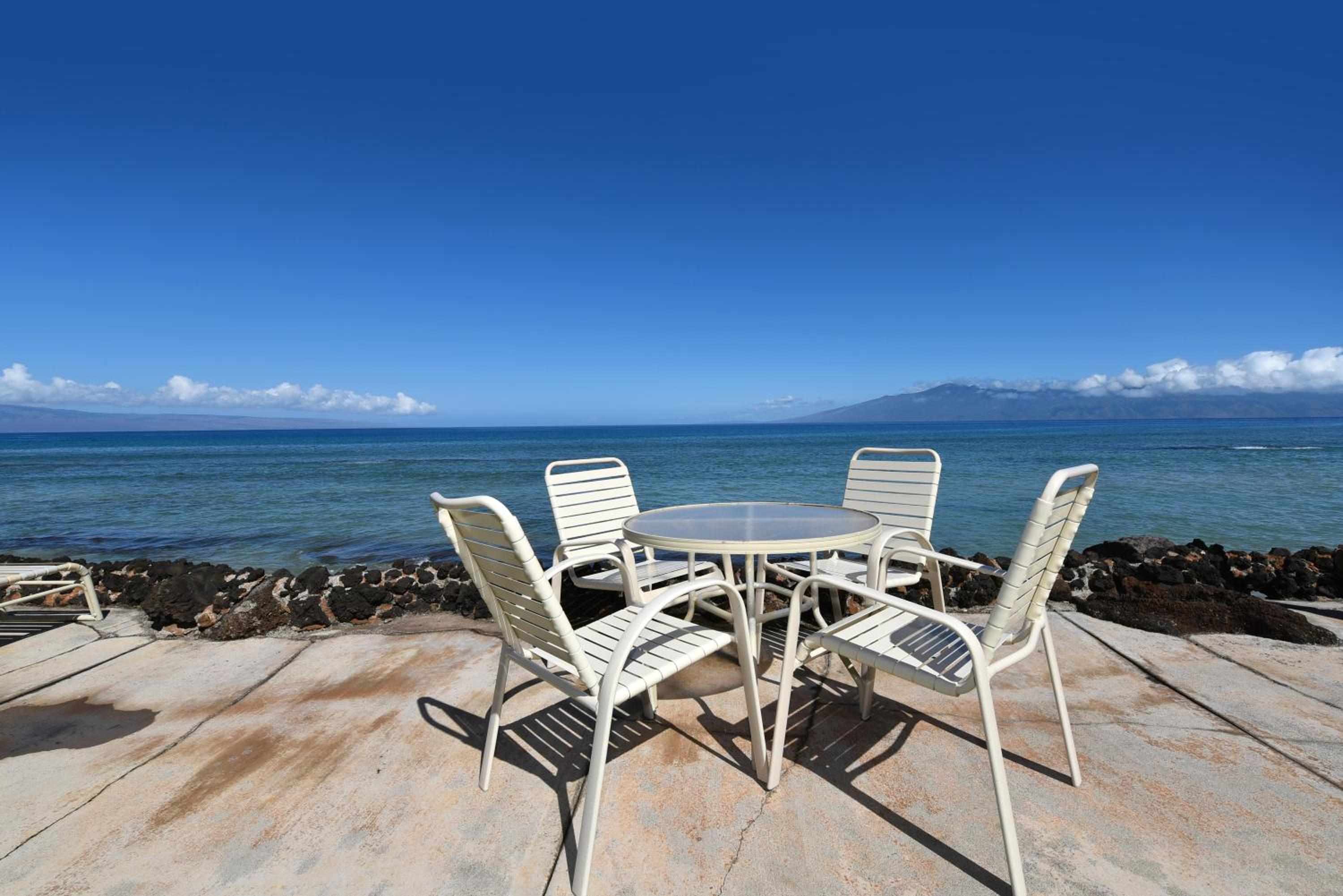Kaleialoha 409 · KA 409 OceanFront 1BD Condo w Ocean Views Pool - Image 4