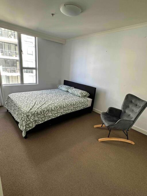 Cozy Hunter ST Apartment