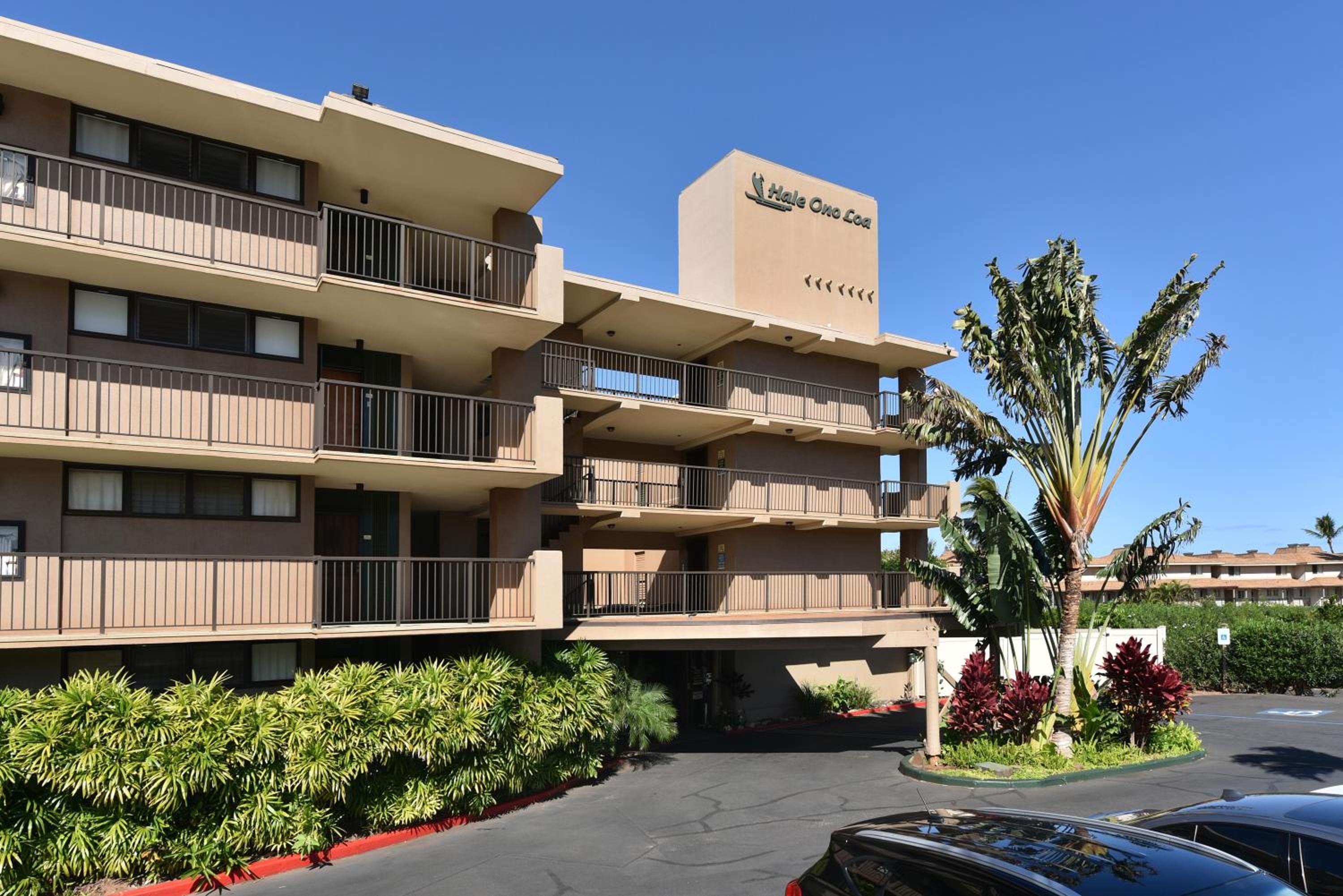 Hale Ono Loa 120 · HOL 120 Oceanfront 2BD w Ocean View AC Pool