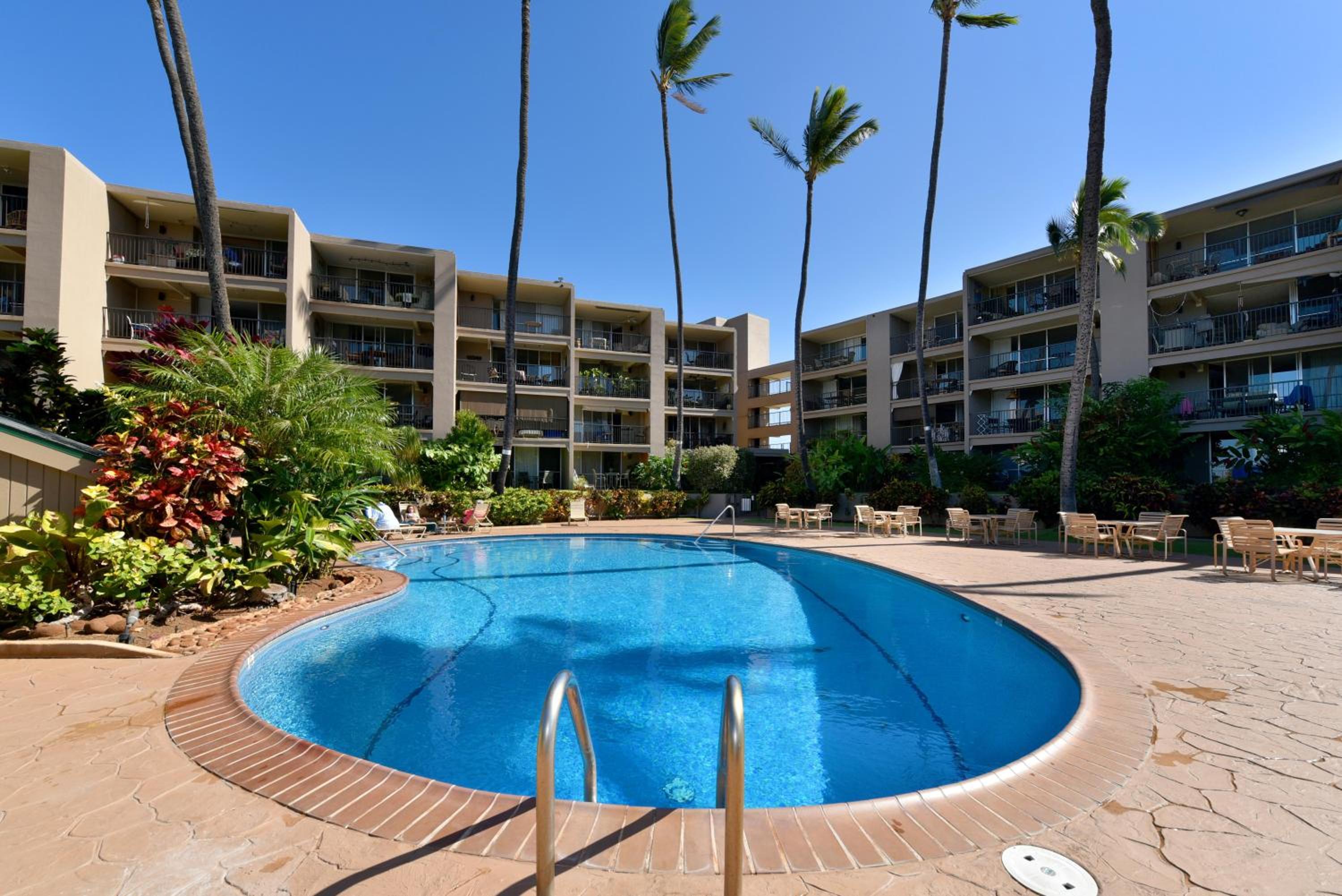 Hale Ono Loa 120 · HOL 120 Oceanfront 2BD w Ocean View AC Pool